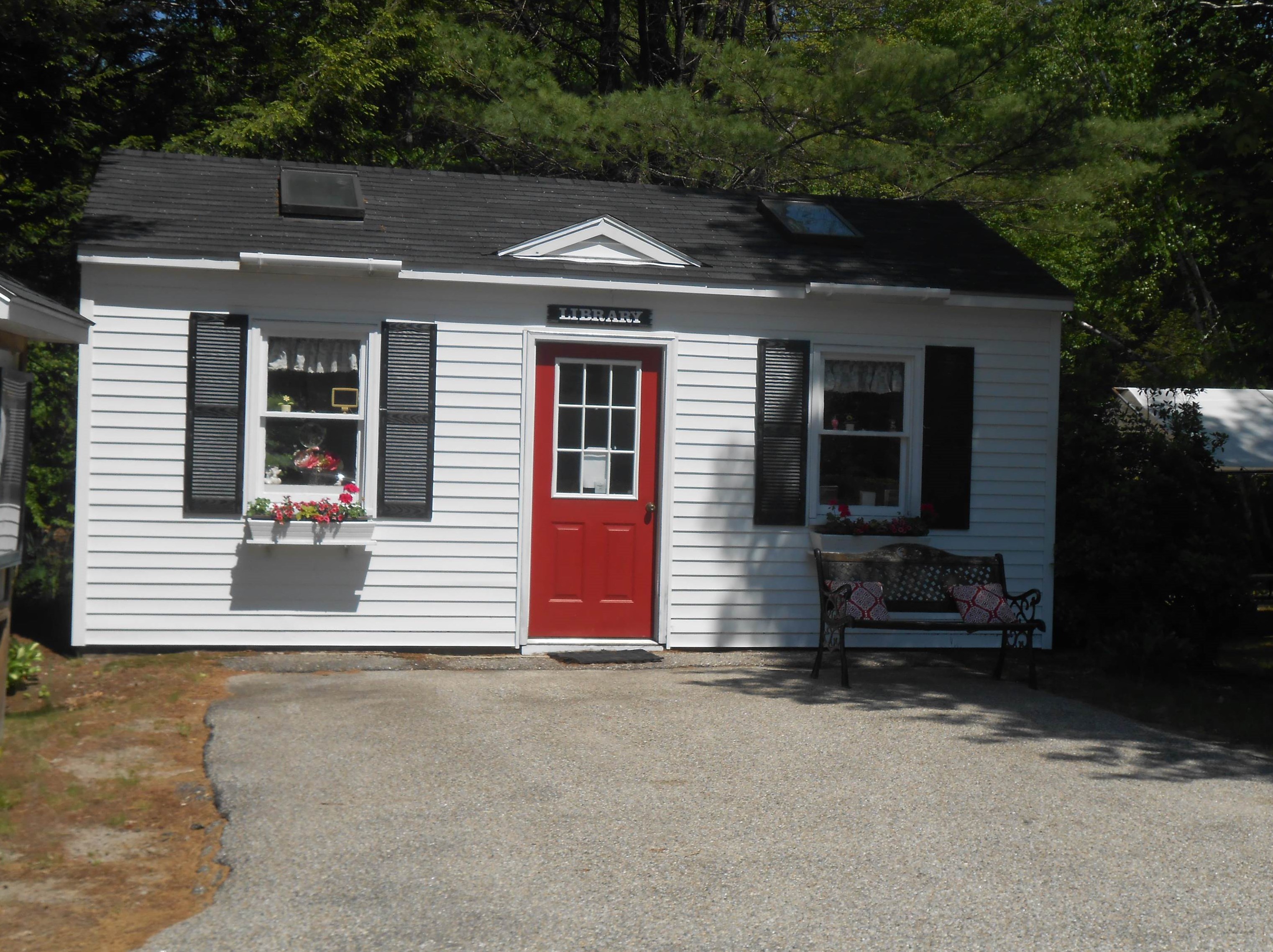 8 Bayberry Ln, Tuftonboro NH  03894-4802 exterior