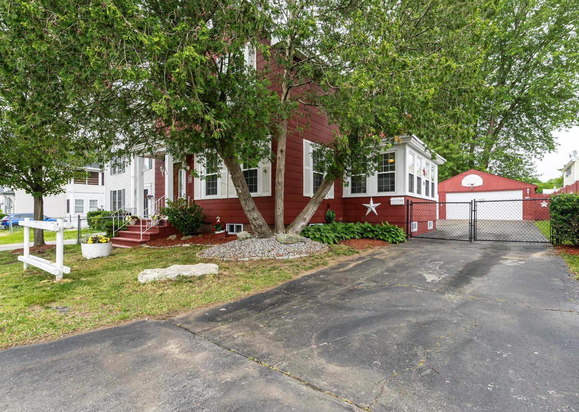 285 Thornton St, Manchester, NH 03102-3651
