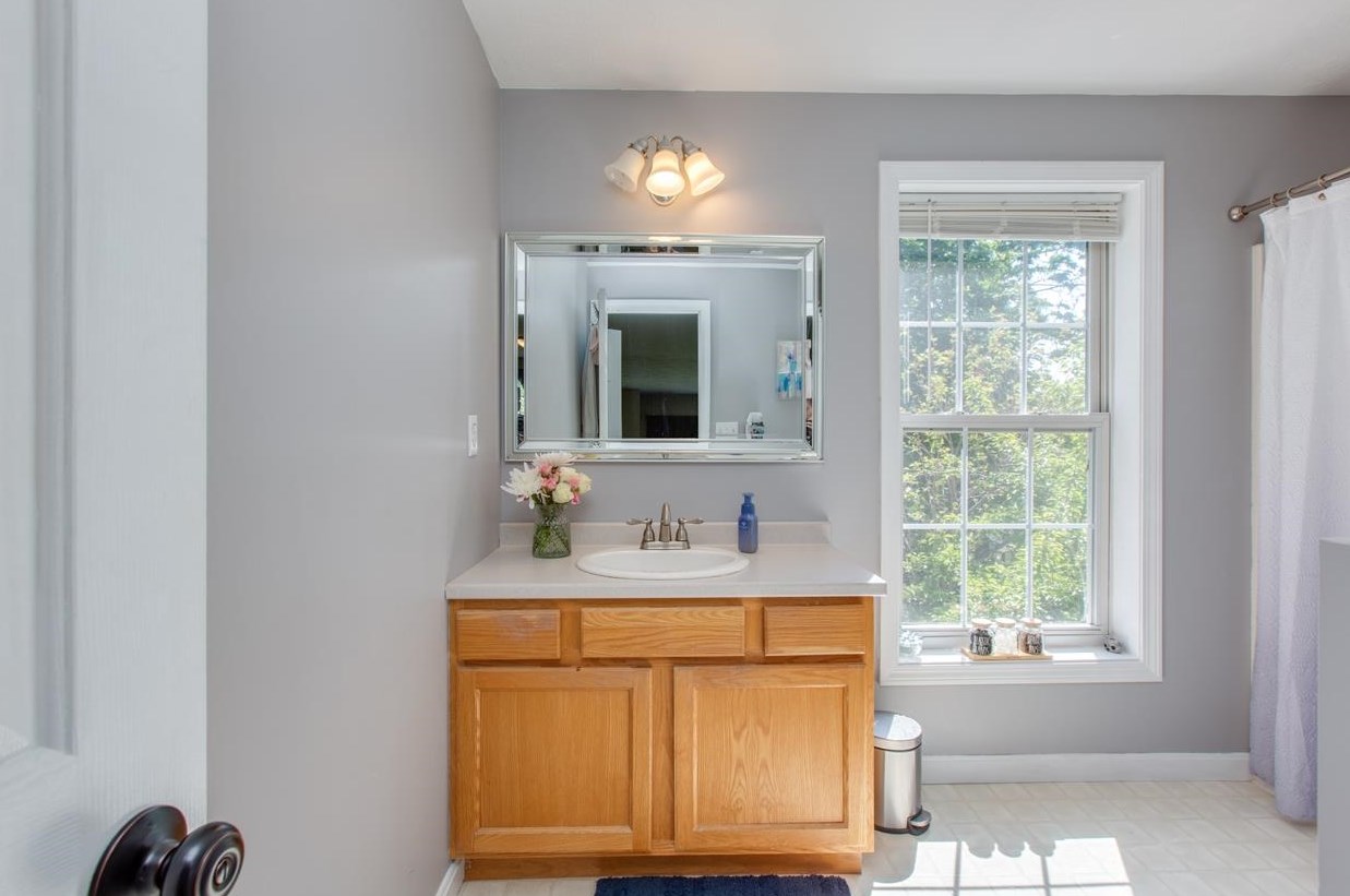 19 Green Meadow Ln, Manchester NH 03110-5546 exterior