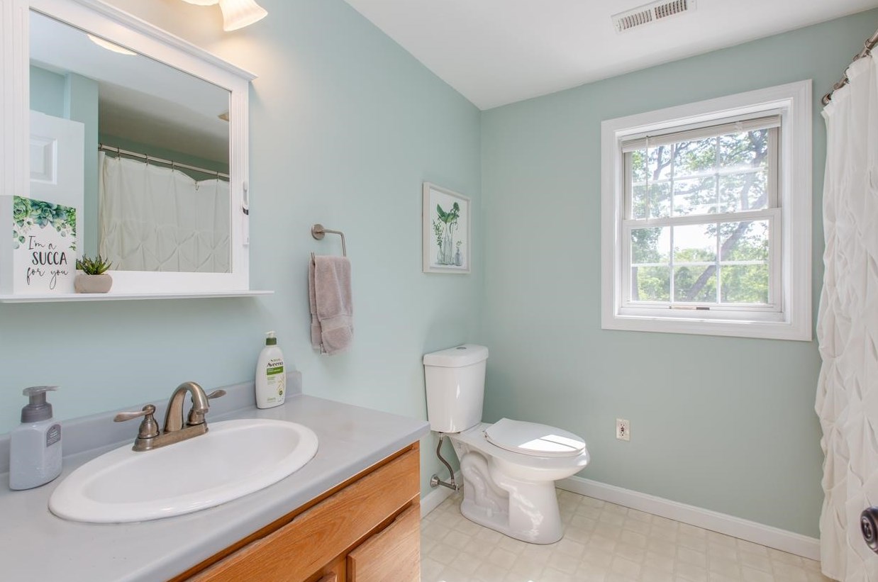 19 Green Meadow Ln, Manchester NH 03110-5546 exterior