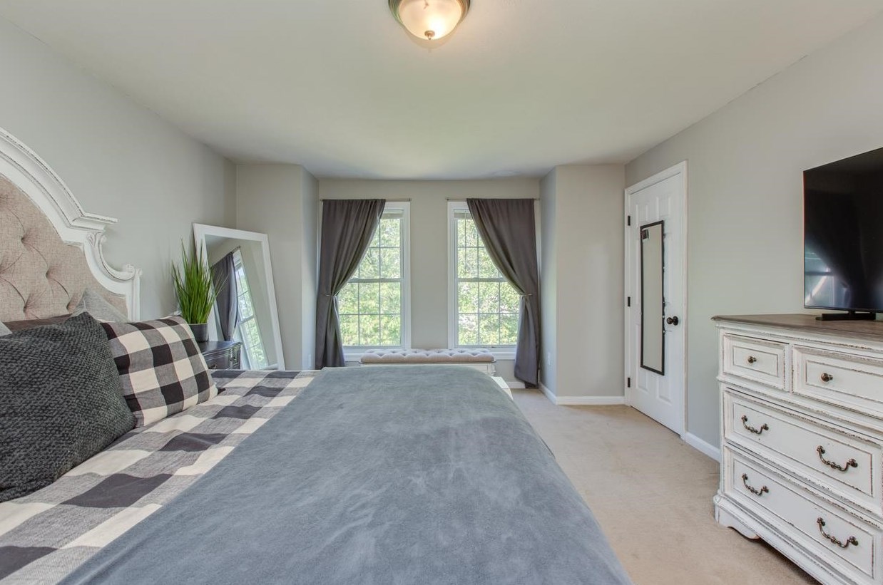 19 Green Meadow Ln, Manchester NH 03110-5546 exterior