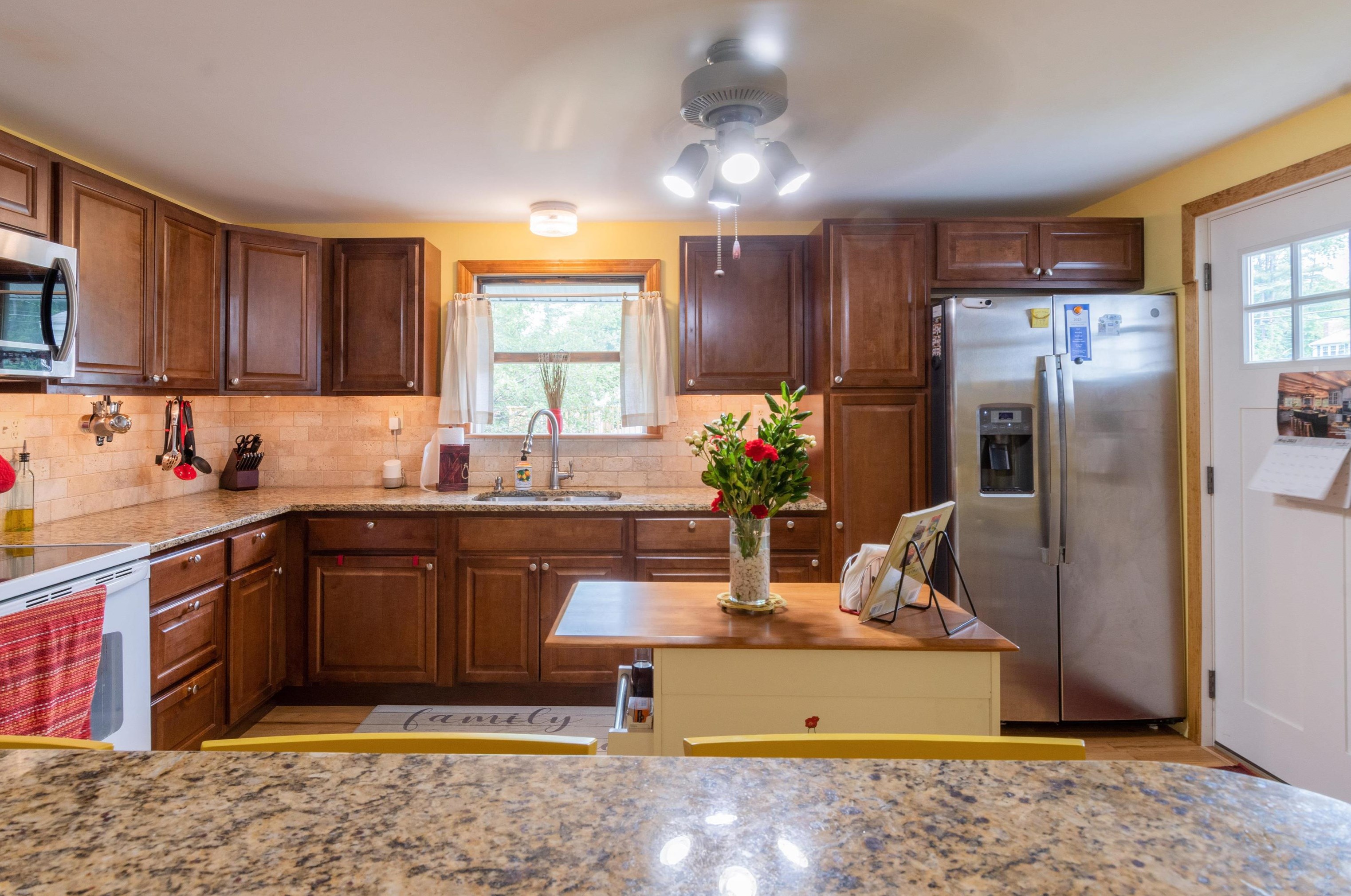 631 Cohas Ave, Manchester NH 03109-5425 exterior