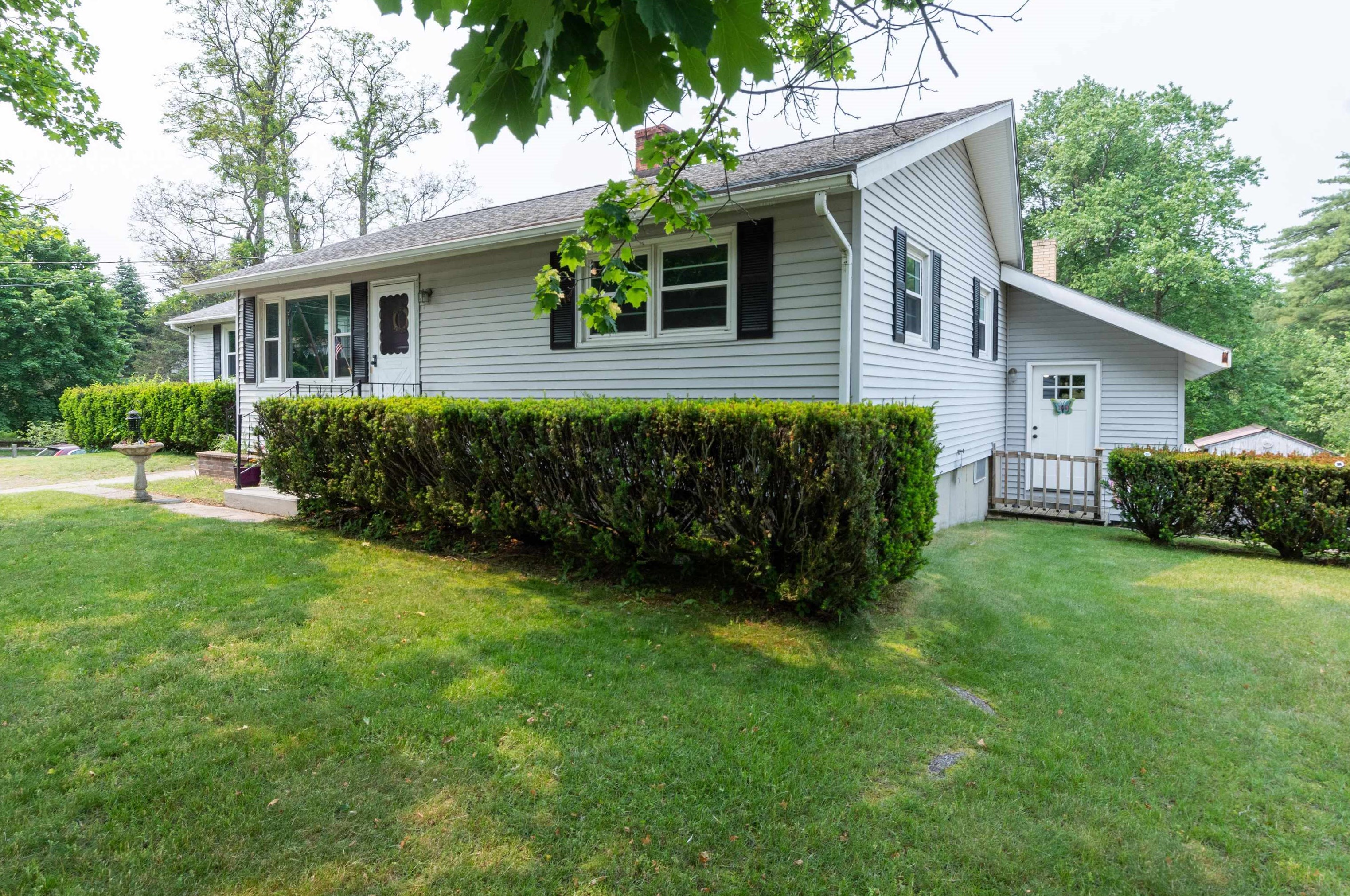 631 Cohas Ave, Manchester, NH 03109-5425