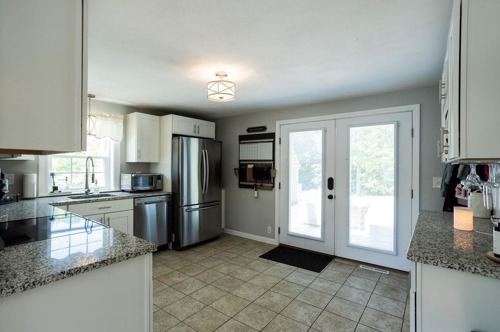 11 Ryan Cir, Rochester NH 03867-3350 exterior