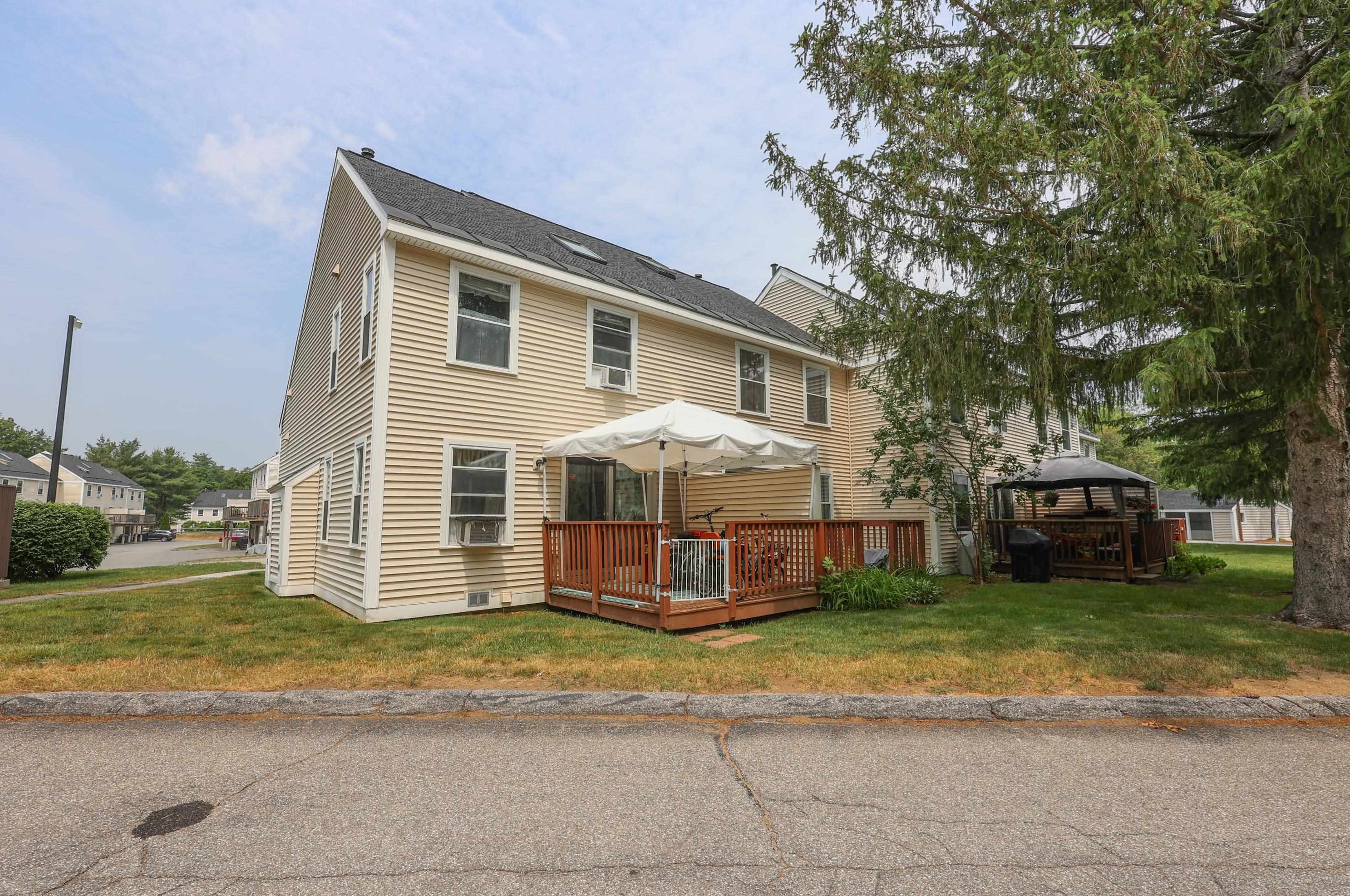 23 Vinton Dr, Concord NH  03303-1582 exterior