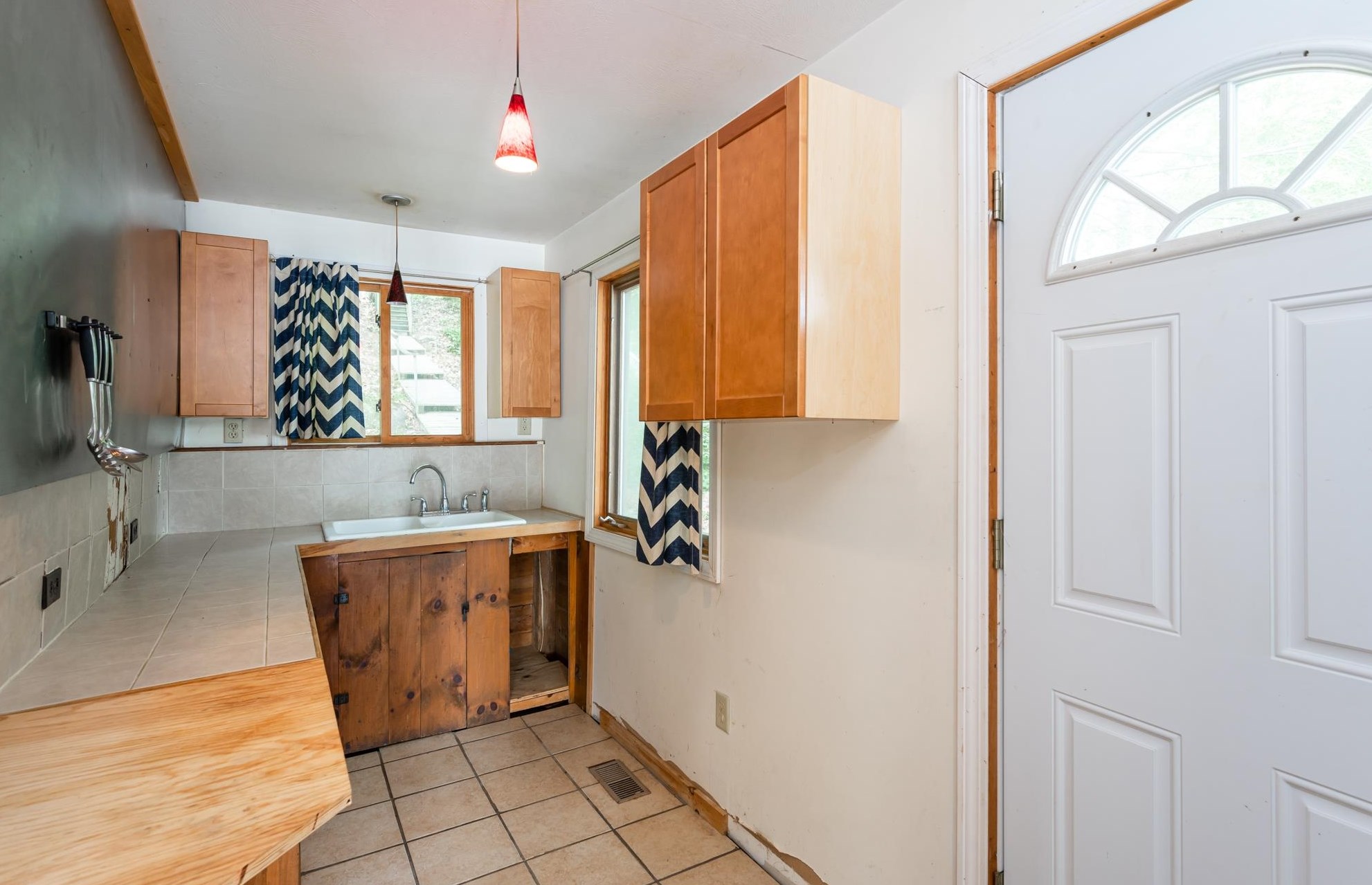 12 Lakeview St, Amherst, NH 03031