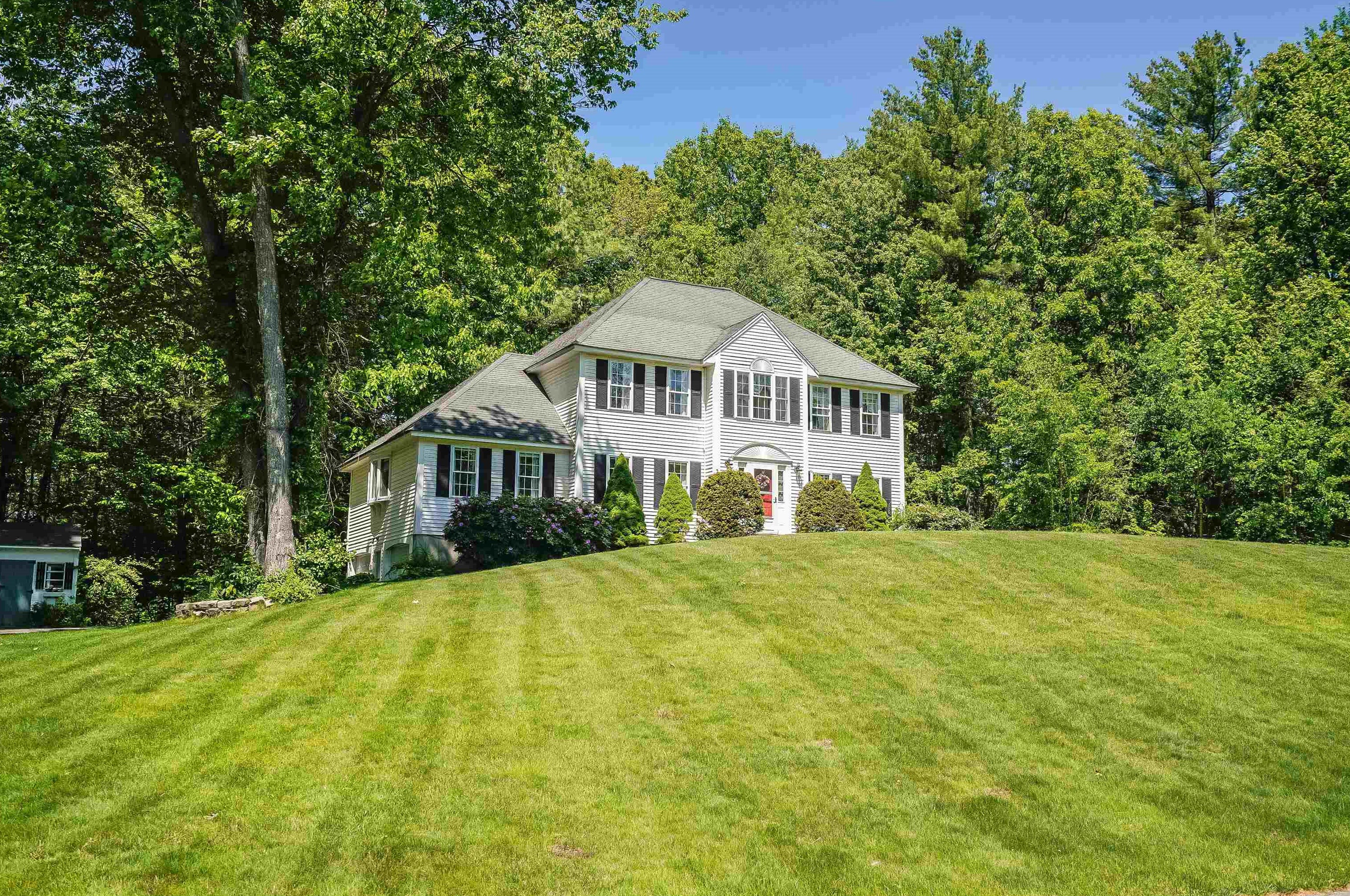 10 Chandler Dr, Londonderry, NH 03053