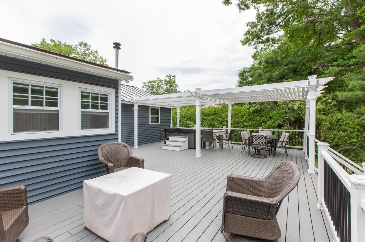 14 Greenfield Dr, Merrimack NH 03054-2621 exterior