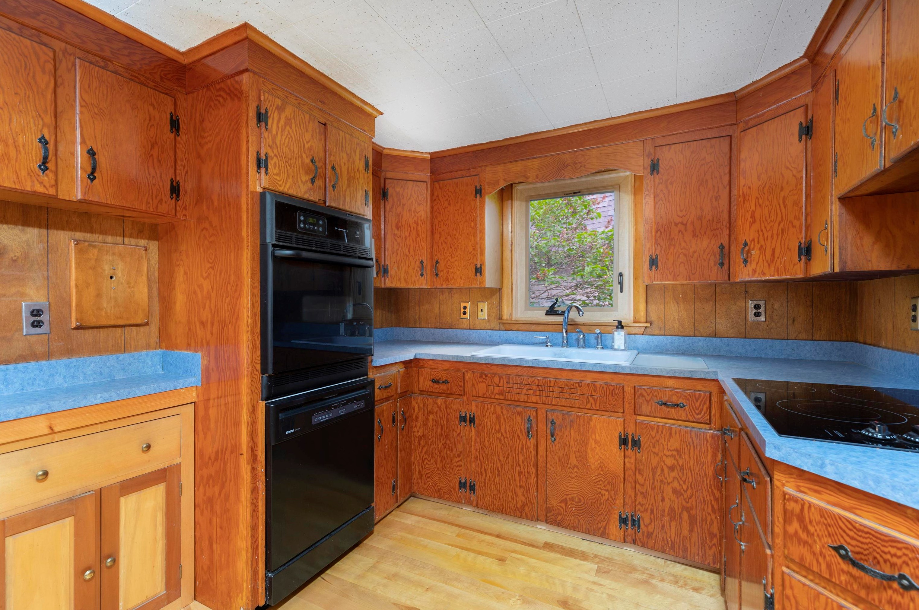 16 Summer St, Lebanon NH  03766-1055 exterior