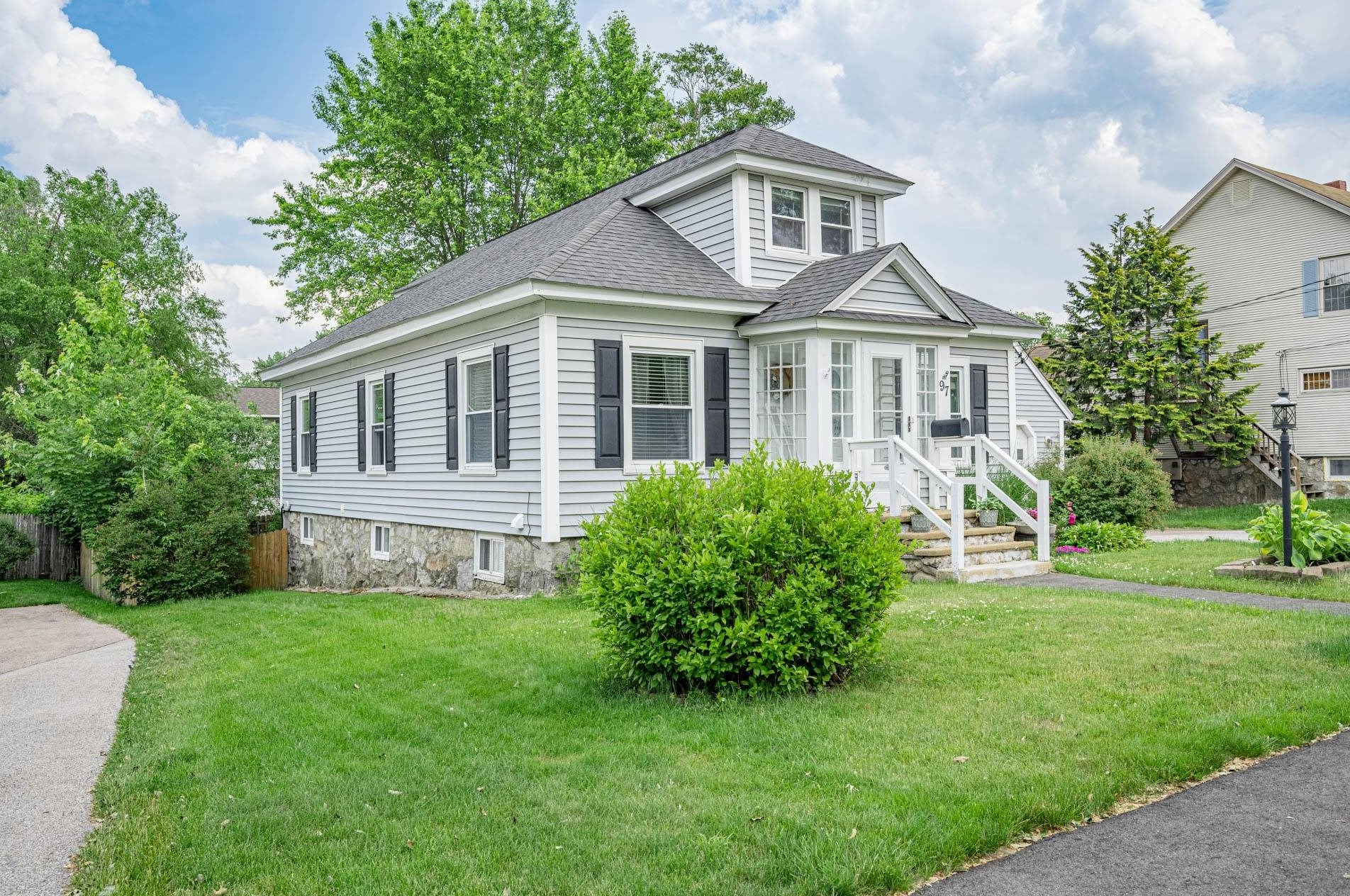 97 Sunnyside St, Manchester, NH 03103-2852