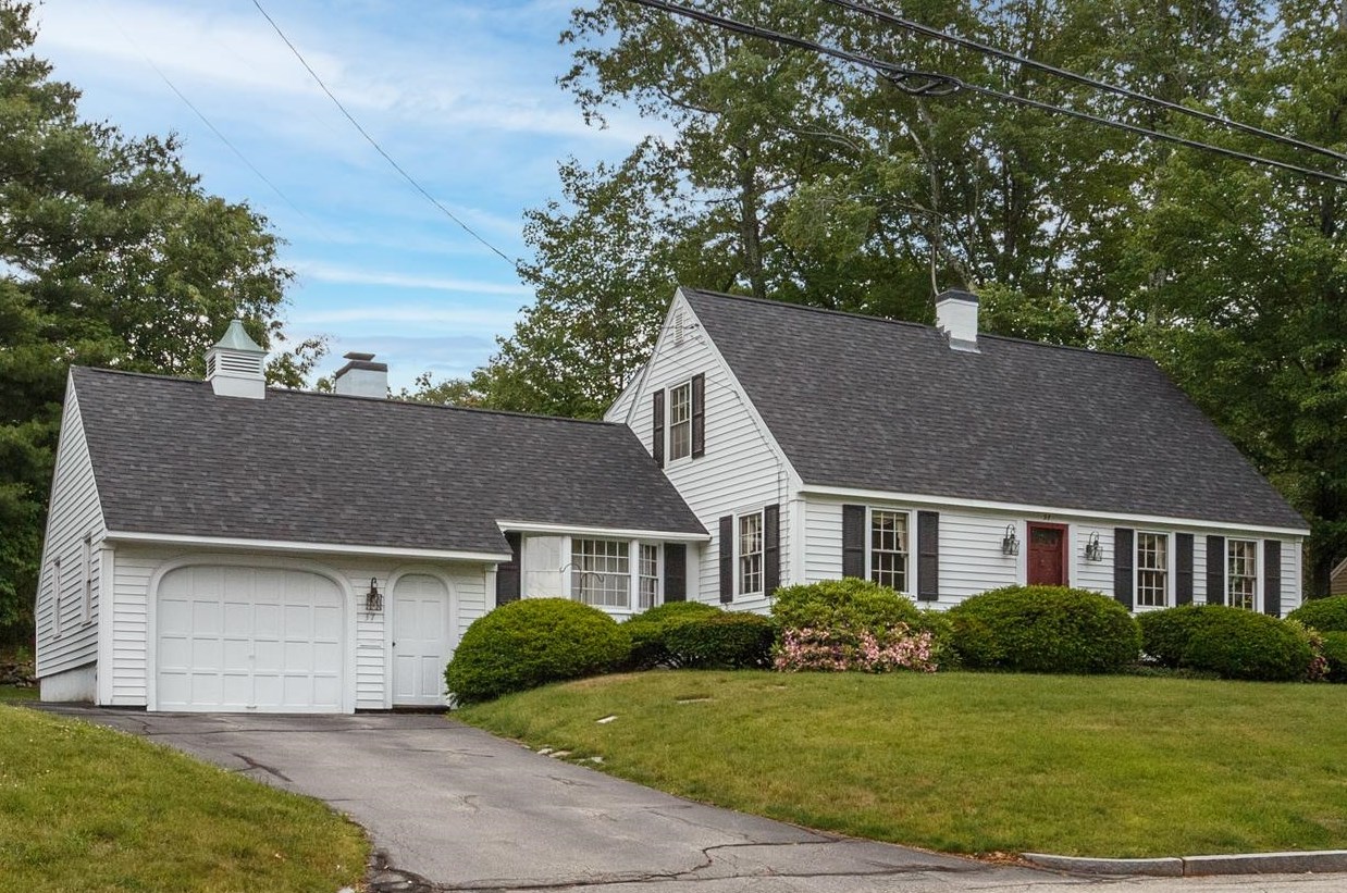 37 Mayflower Dr, Manchester, NH 03110 exterior