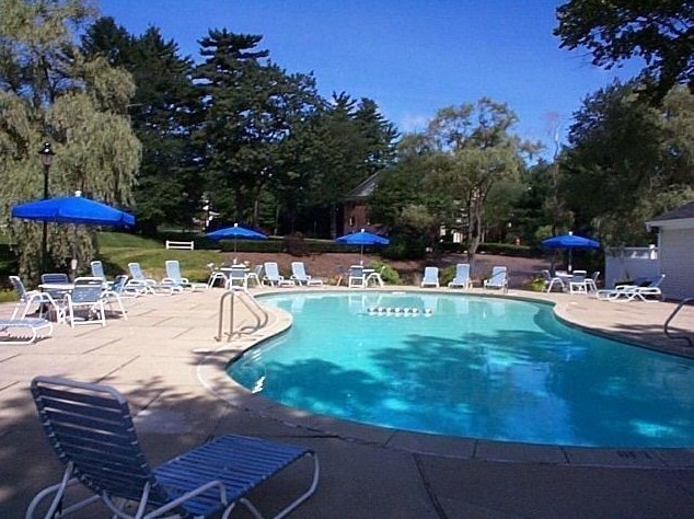 13 Northbrook Dr, Manchester NH  03102-8540 exterior