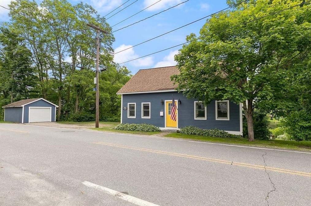 29 River Rd, Pittsfield, NH 03263