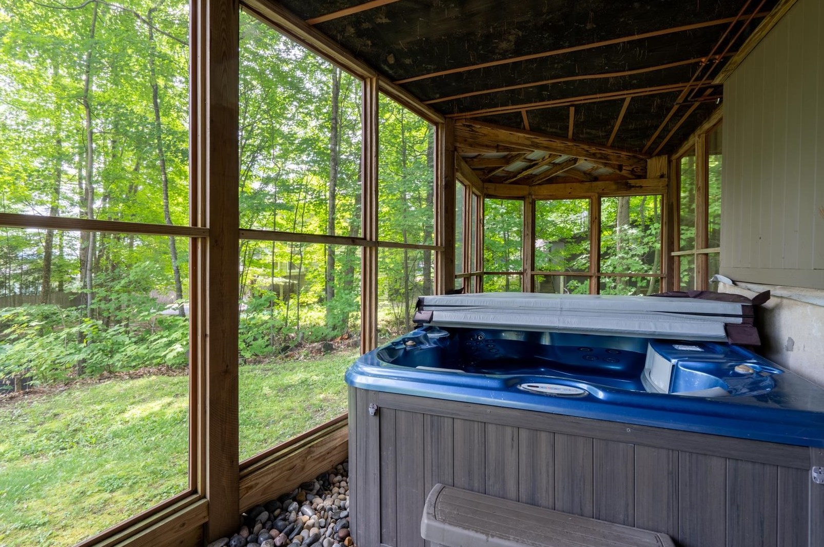 15 Brookhurst Ln, Meredith NH  03253-7107 exterior