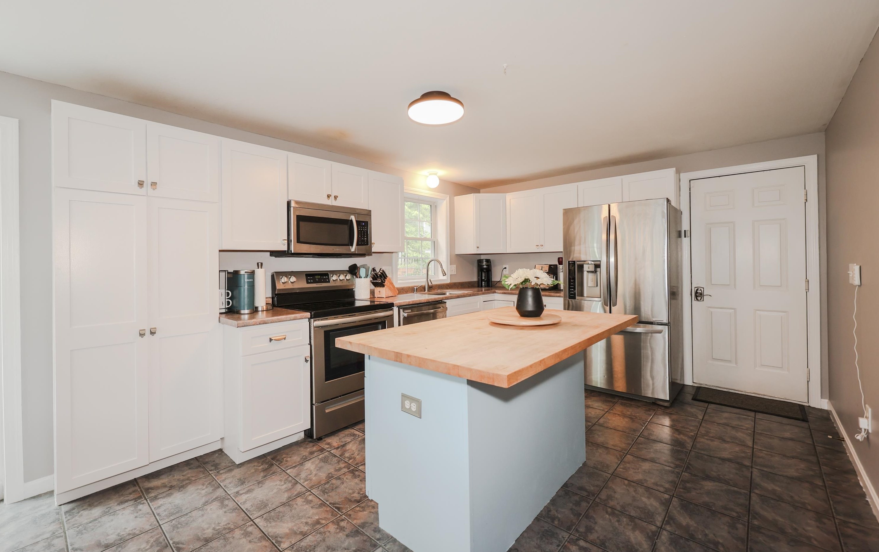 106 Whittington St, Manchester NH  03104-6487 exterior