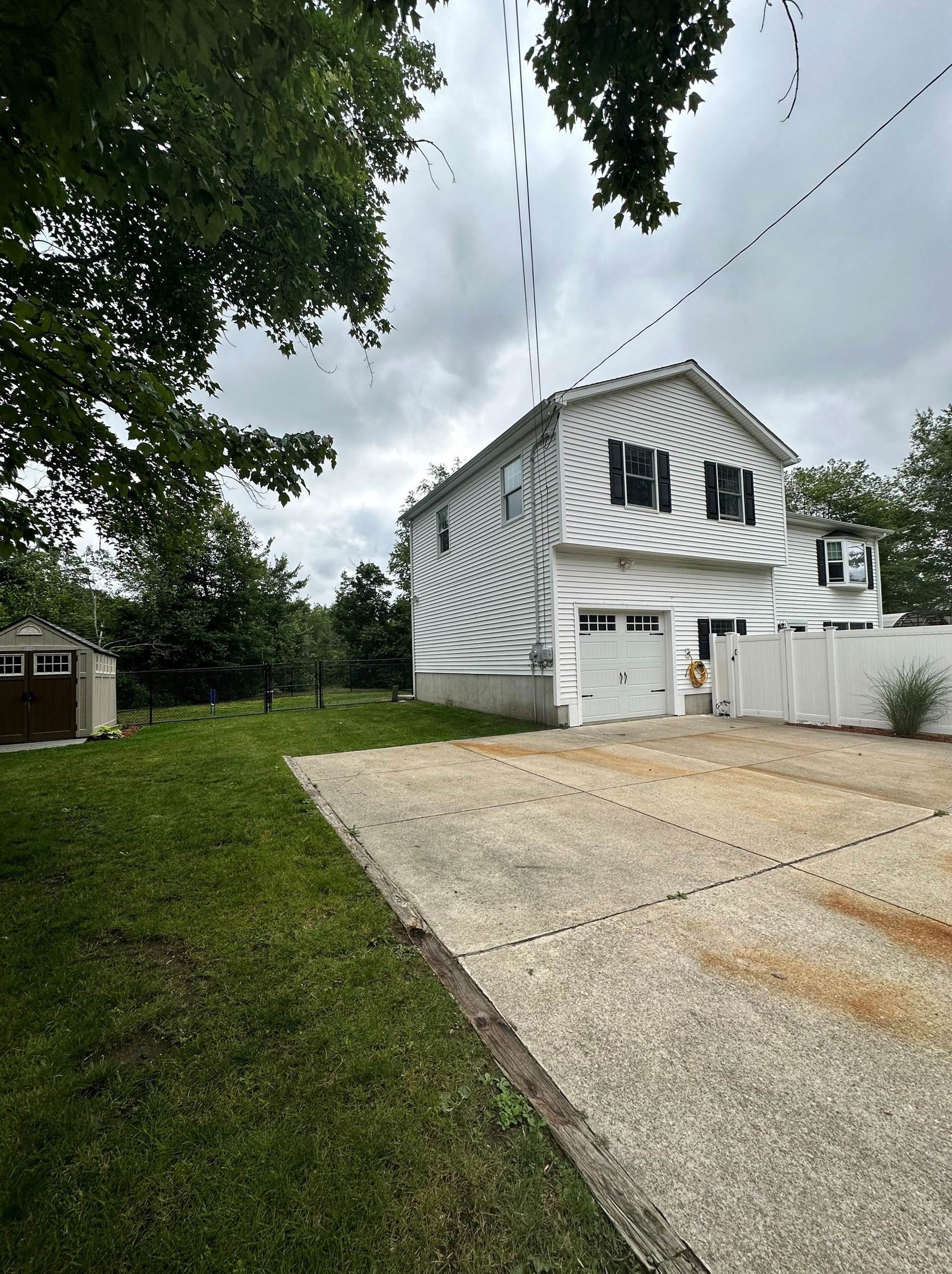 5 Shore Dr, Salem, NH 03079