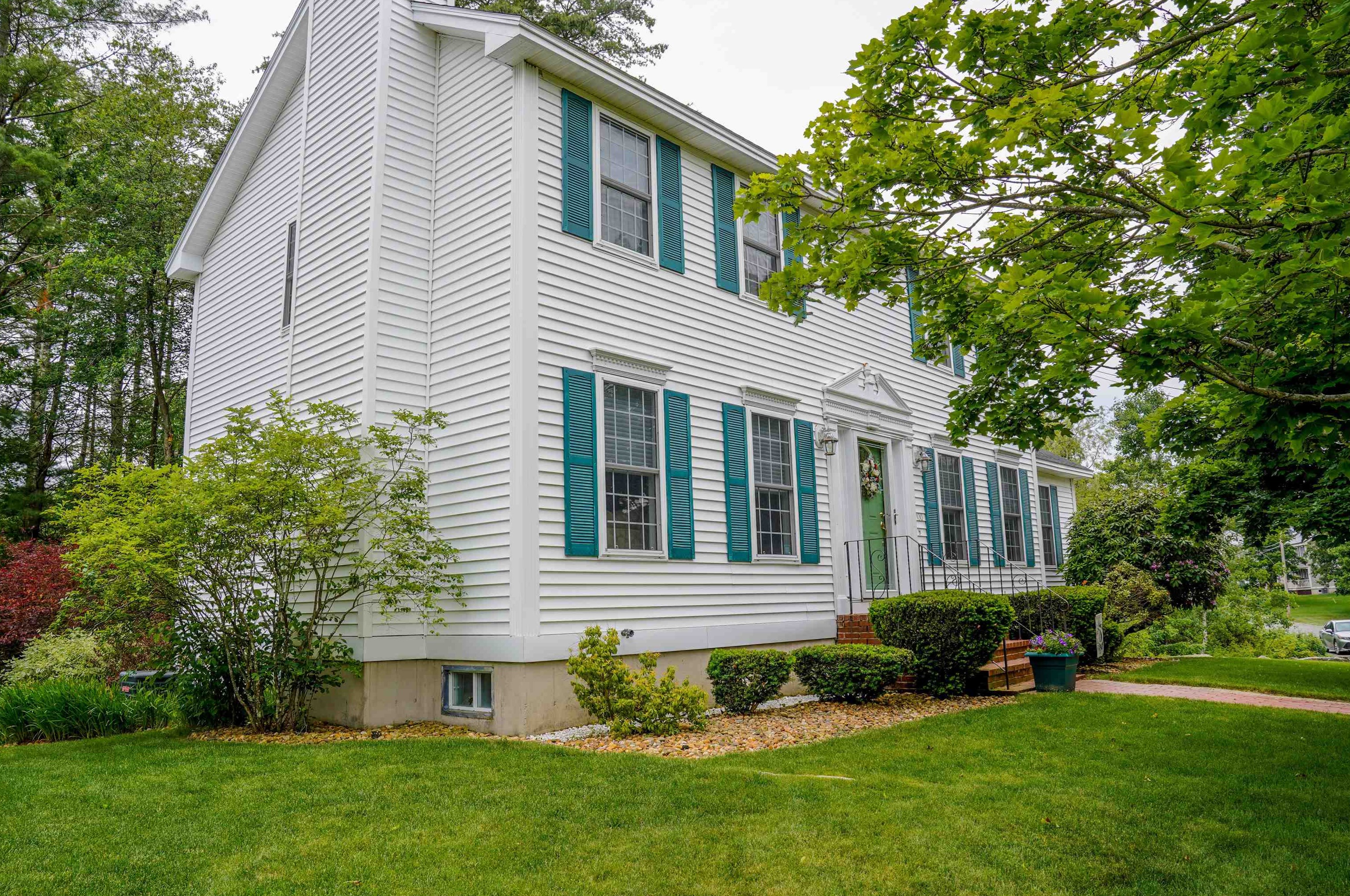 100 Rosecliff Ln, Manchester, NH 03109