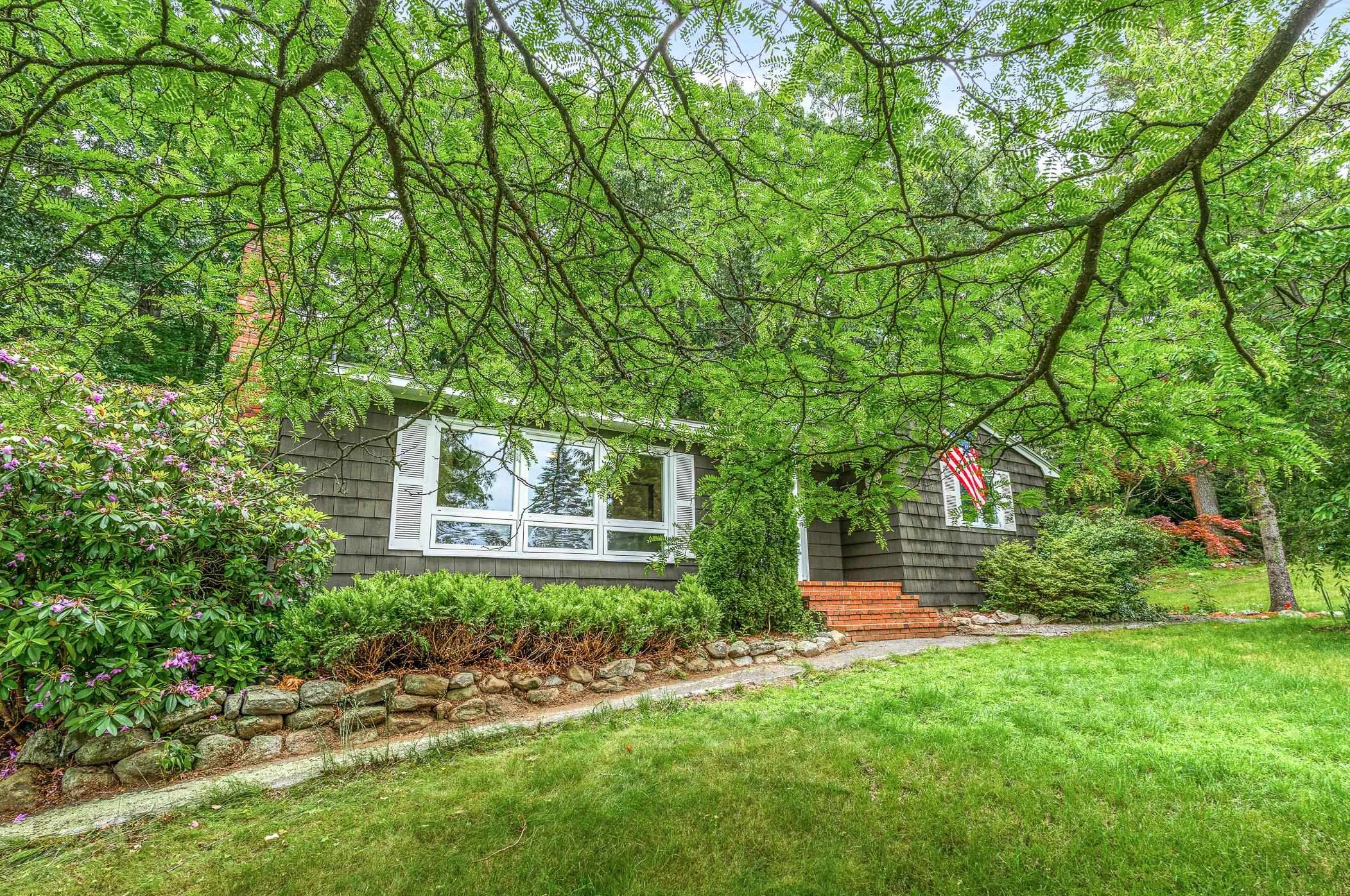 5 Hilltop Rd, Plaistow, NH 03865-2915