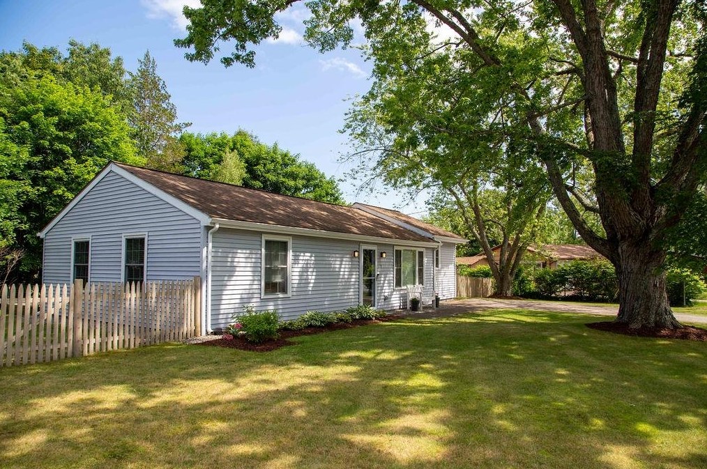 33 Morningside Dr, Dover, NH 03820