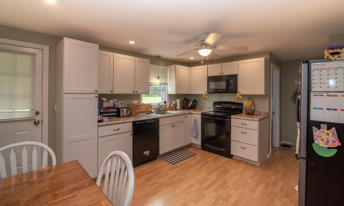 19 Holly Ln, Londonderry, NH 03053
