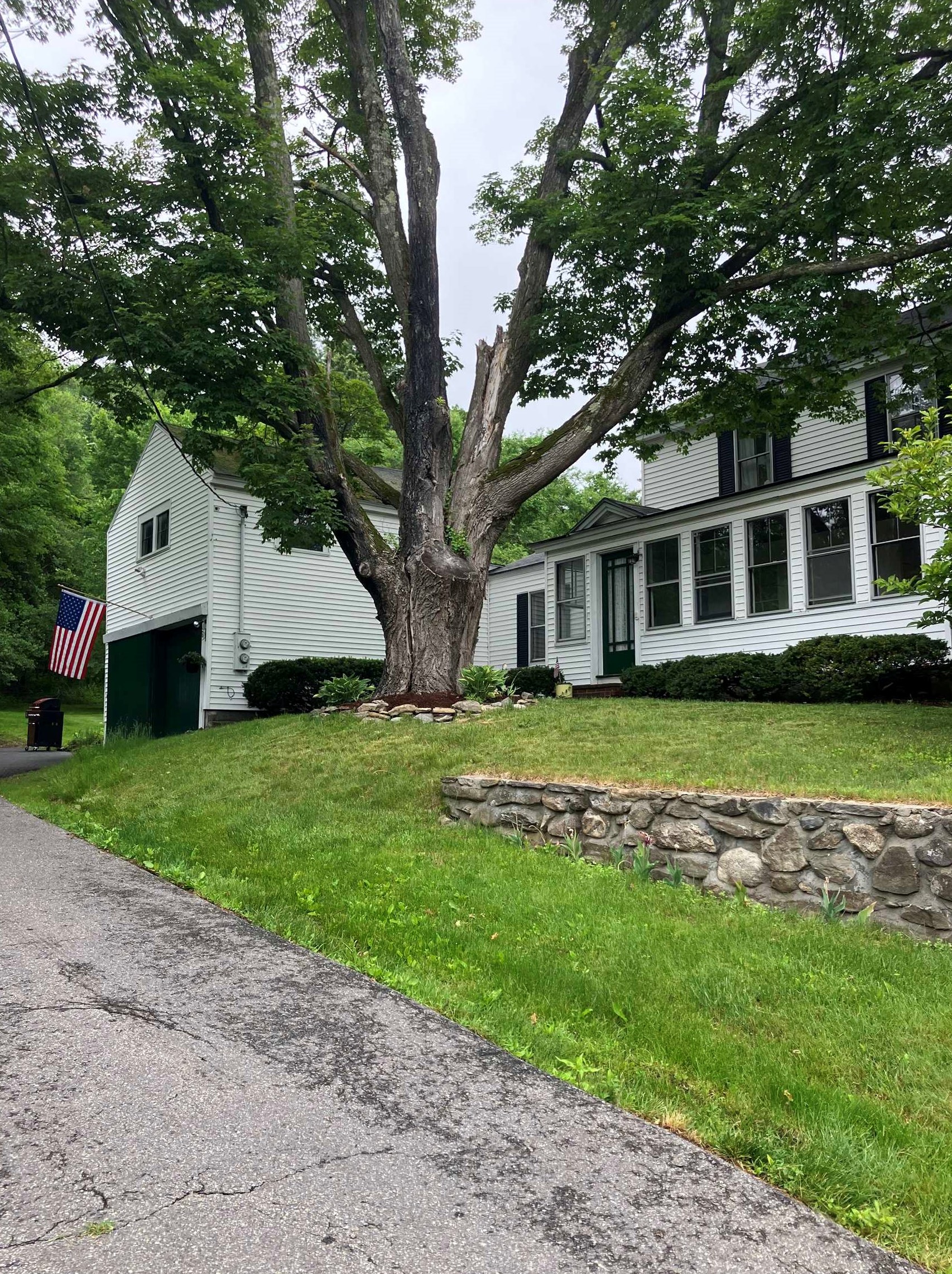 24 Chester Rd, Derry, NH 03038