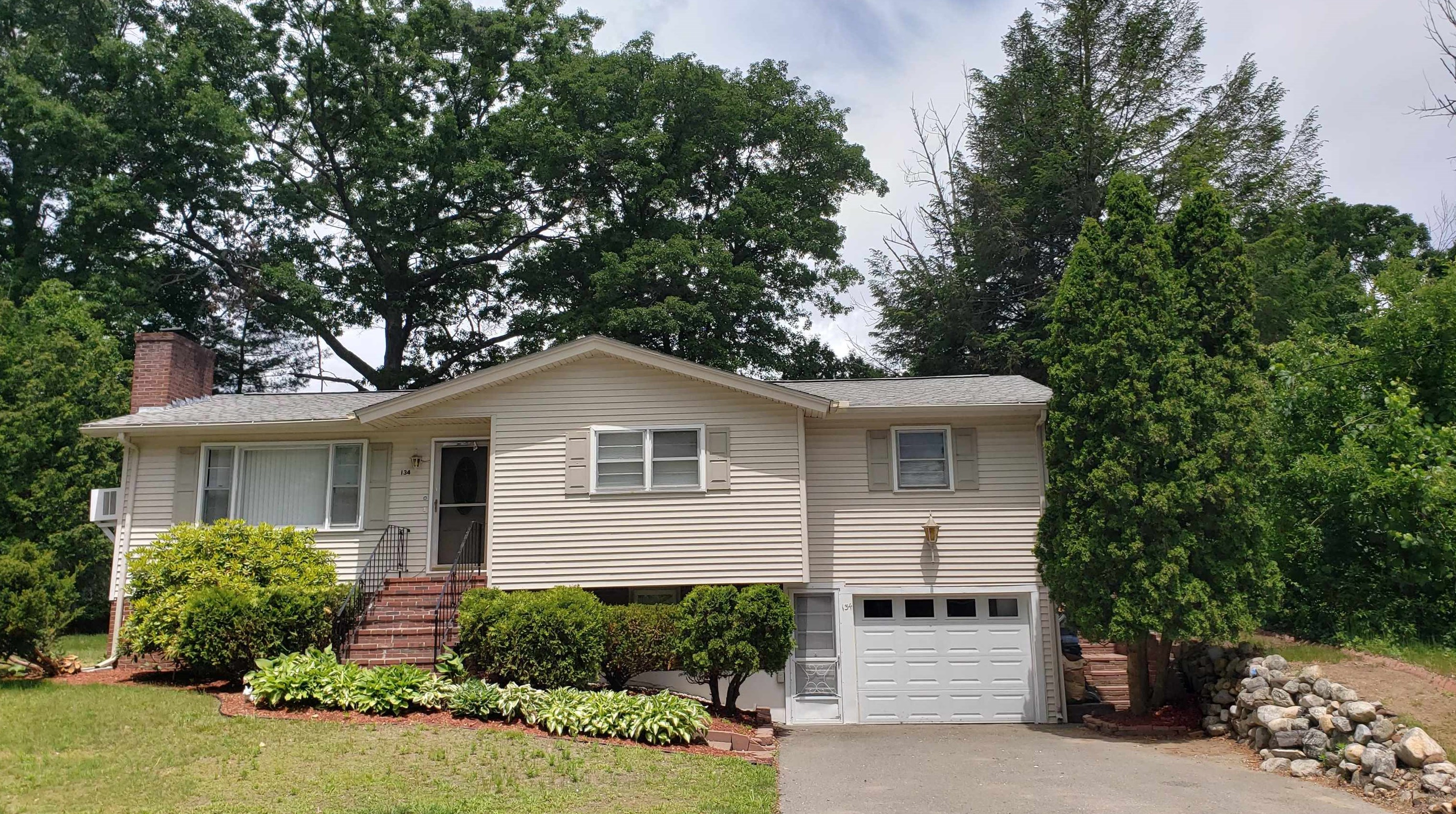 134 Dave St, Manchester, NH 03104