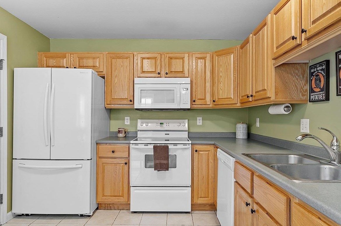 34 Penacook Ter, Merrimack NH  03054-4140 exterior