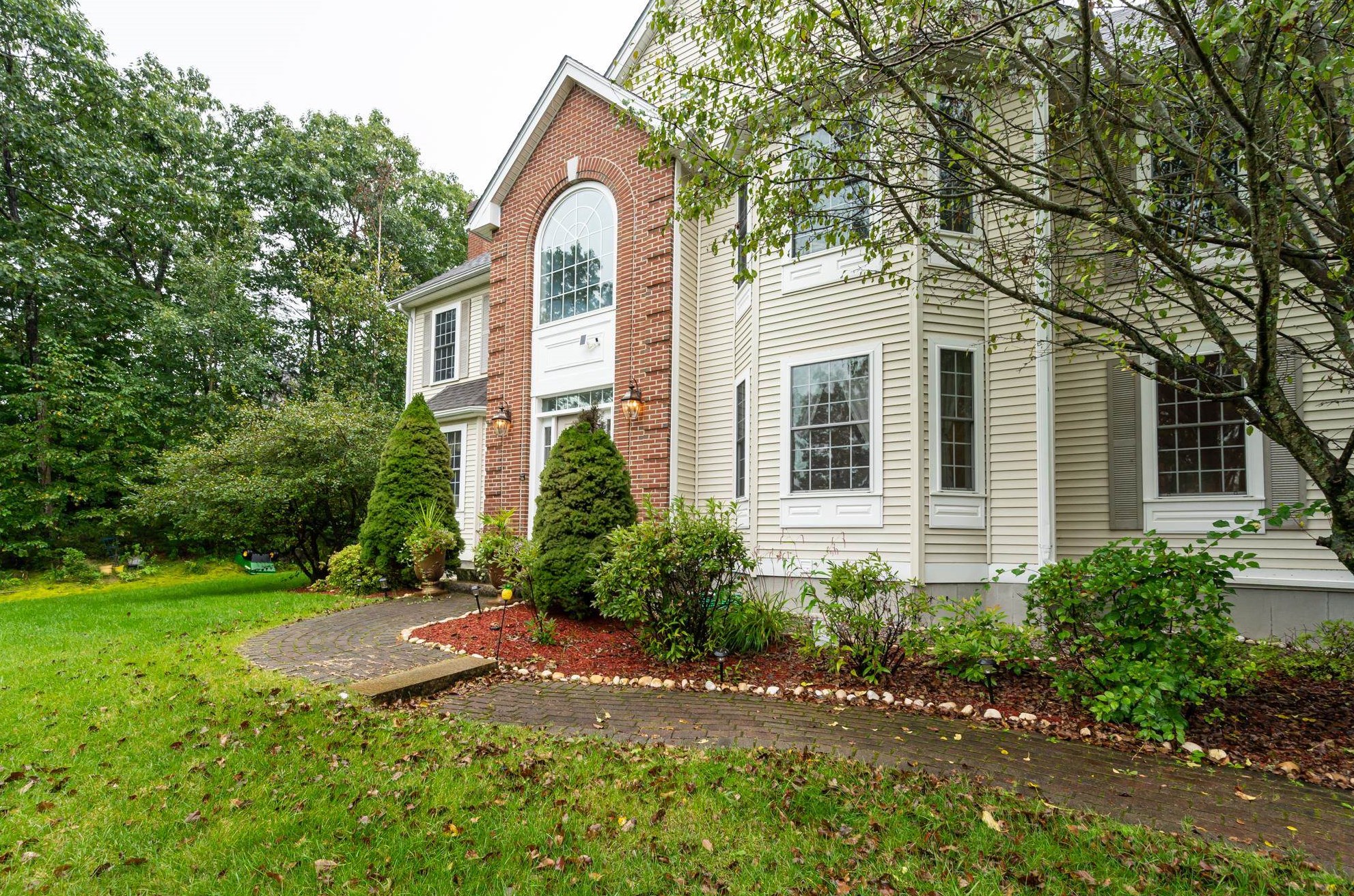 60 Cedar Crest Ln, Auburn, NH 03032