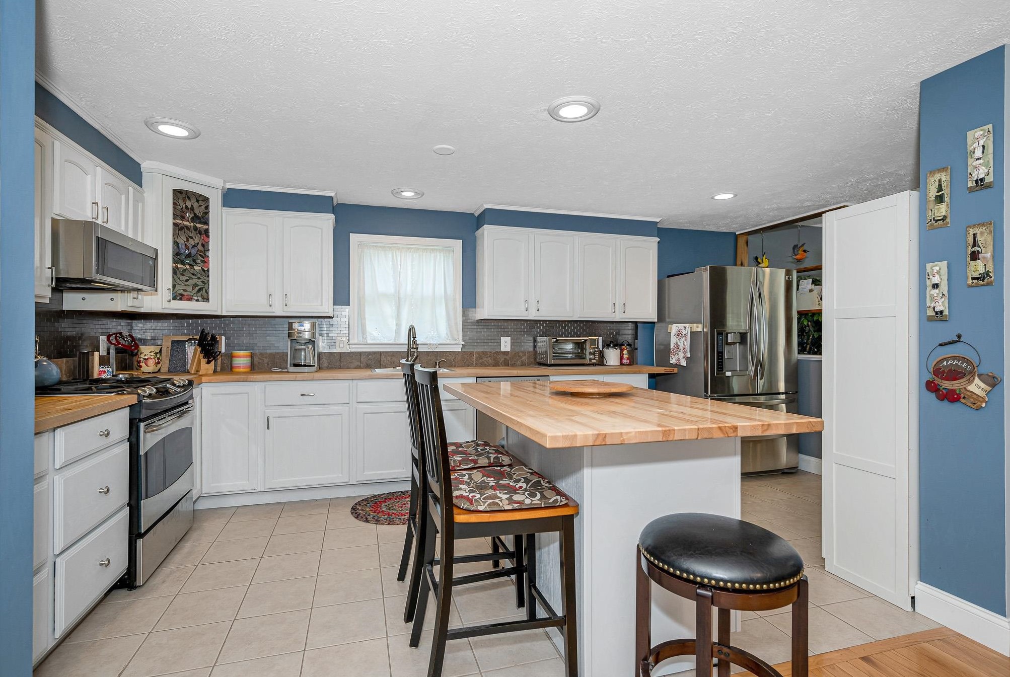 52 Pasture Dr, Manchester NH 03102-4958 exterior