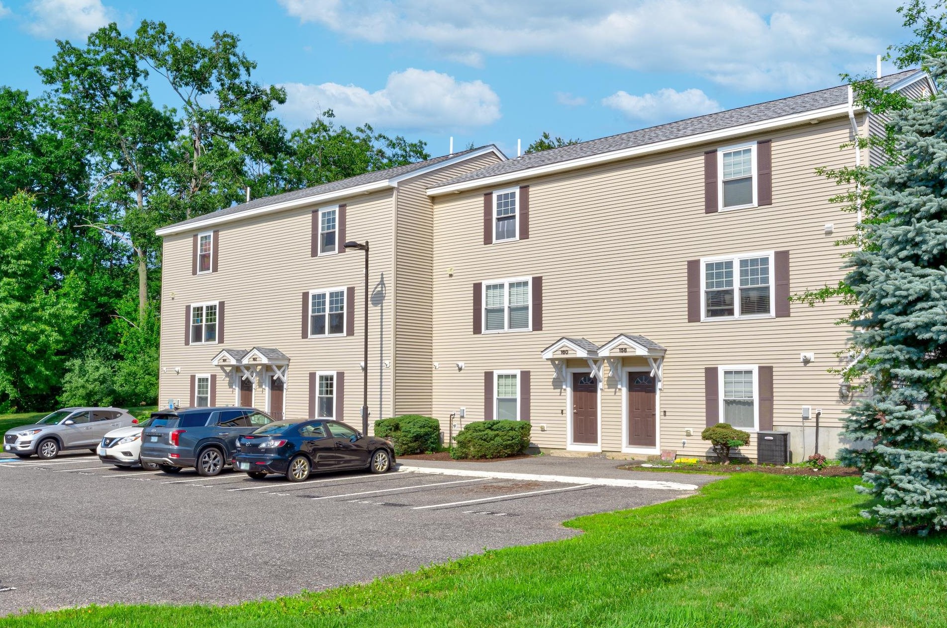 162 Karatzas Ave, Manchester, NH 03104-6652