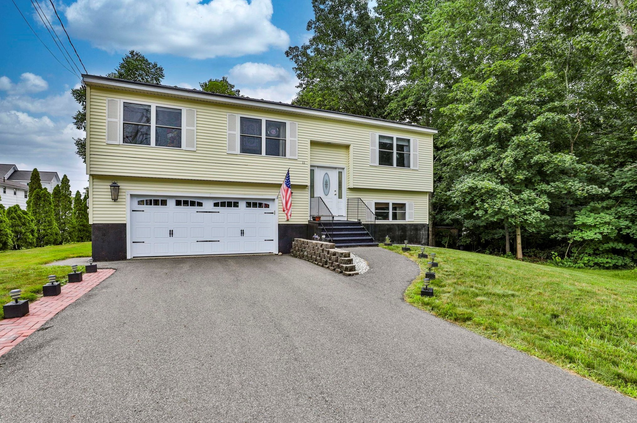 11 Rainbow Ave, Merrimack, NH 03054-3408
