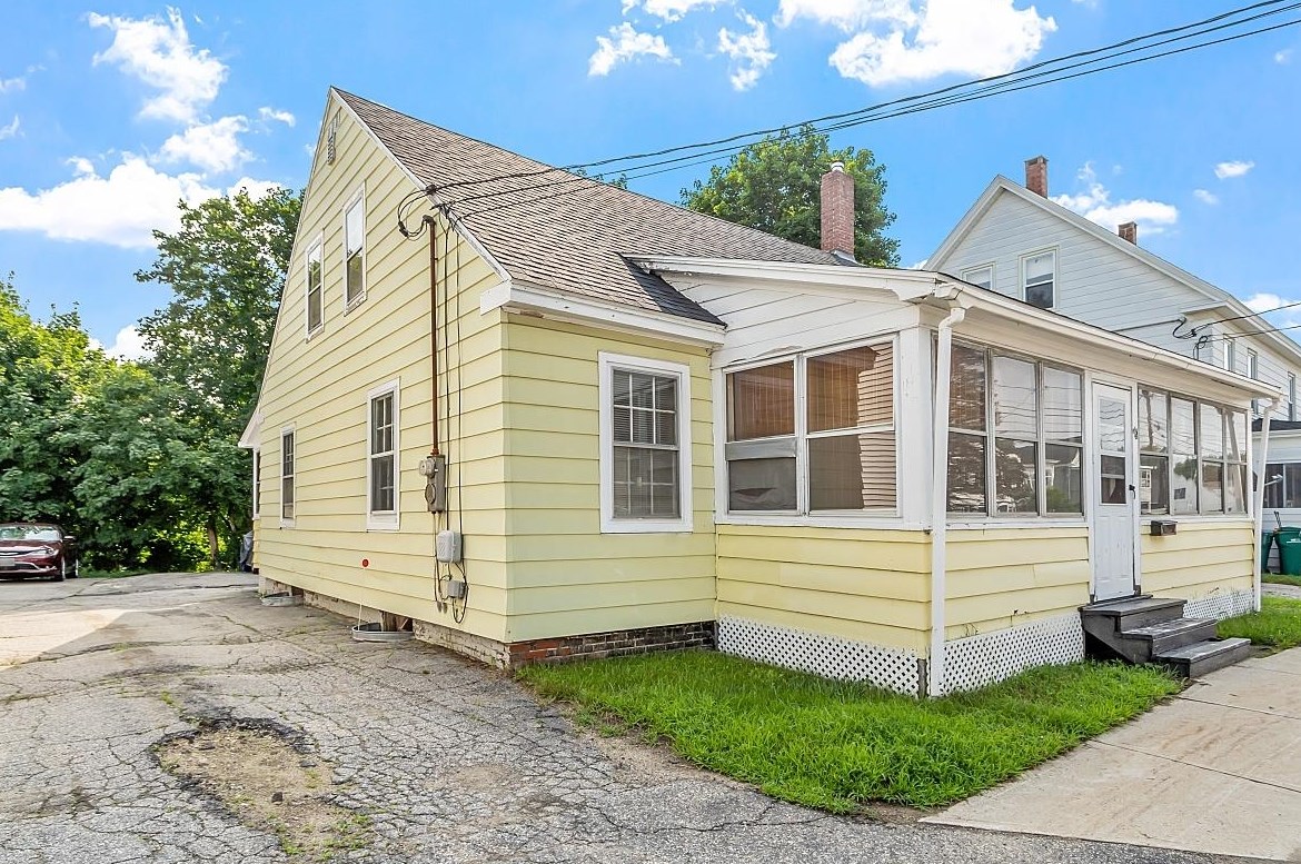 42 Pickering Rd, Rochester, NH 03839-4624