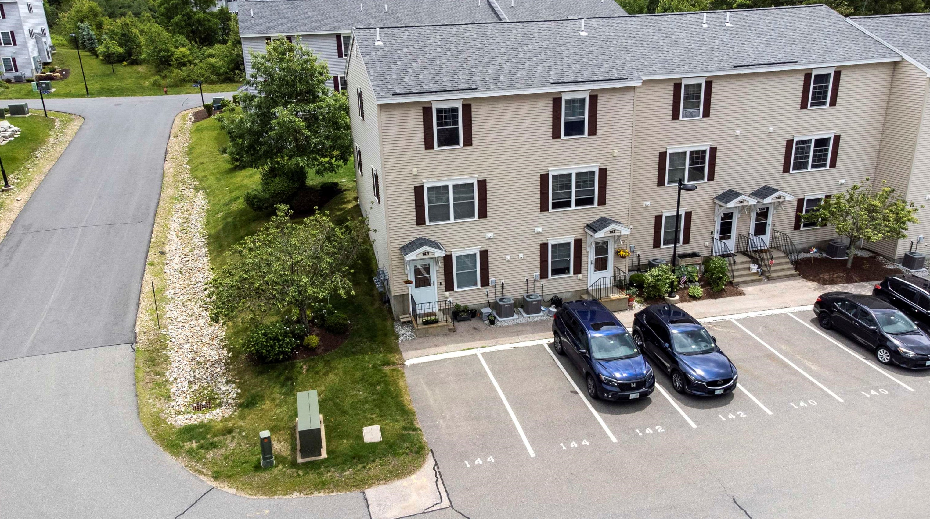 144 Karatzas Ave, Manchester, NH 03104-6652