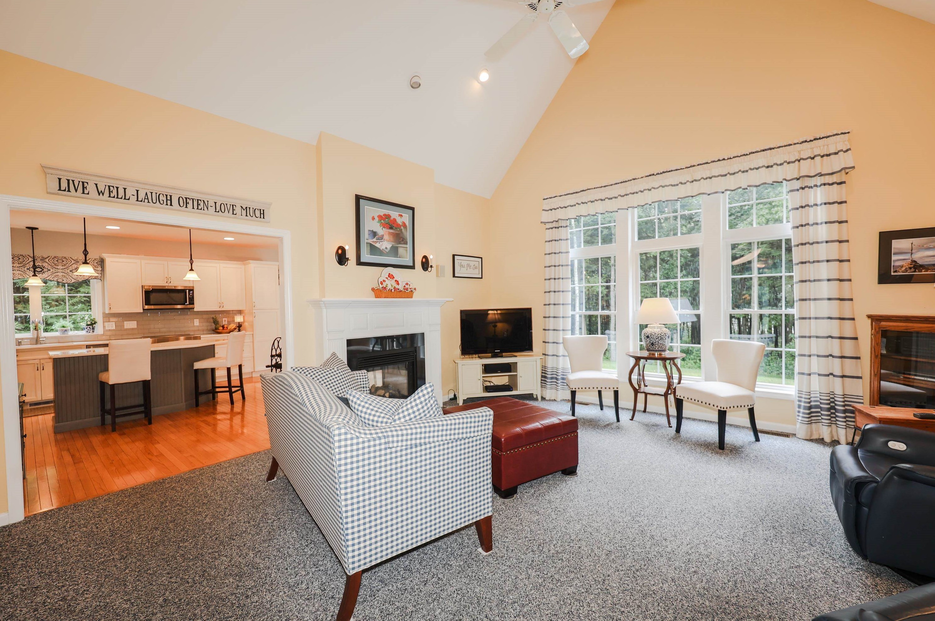 27 Farrwood Dr, Manchester NH 03106-2162 exterior