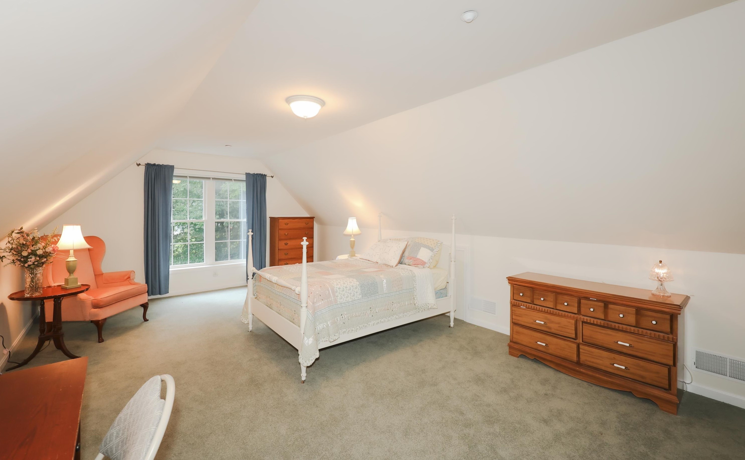 27 Farrwood Dr, Manchester NH 03106-2162 exterior