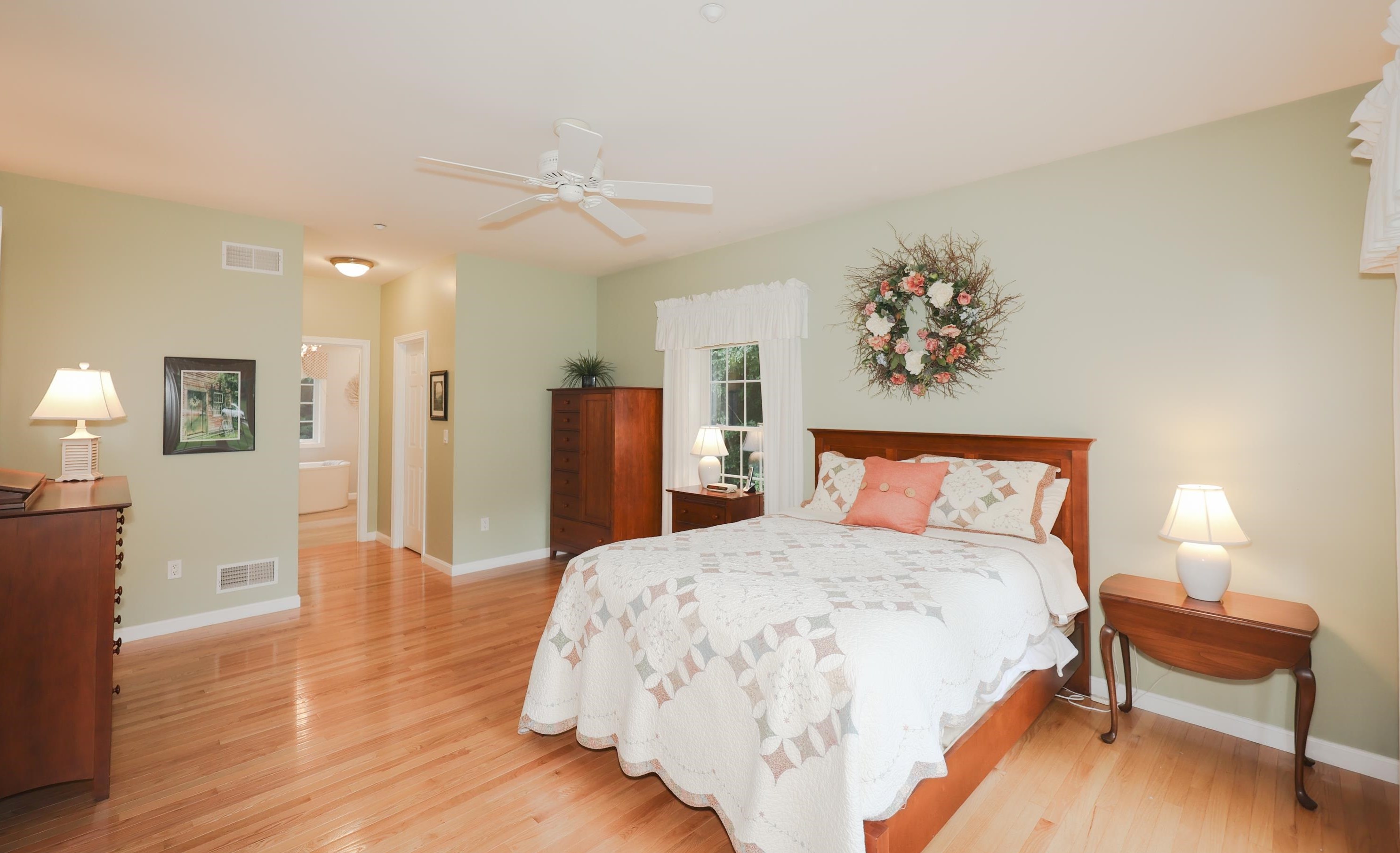 27 Farrwood Dr, Manchester NH 03106-2162 exterior