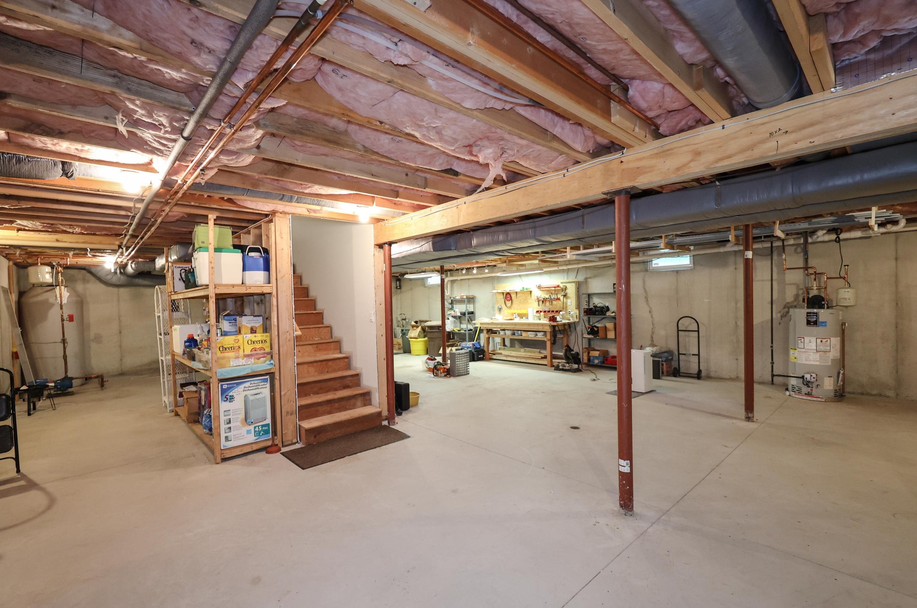 27 Farrwood Dr, Manchester NH 03106-2162 exterior