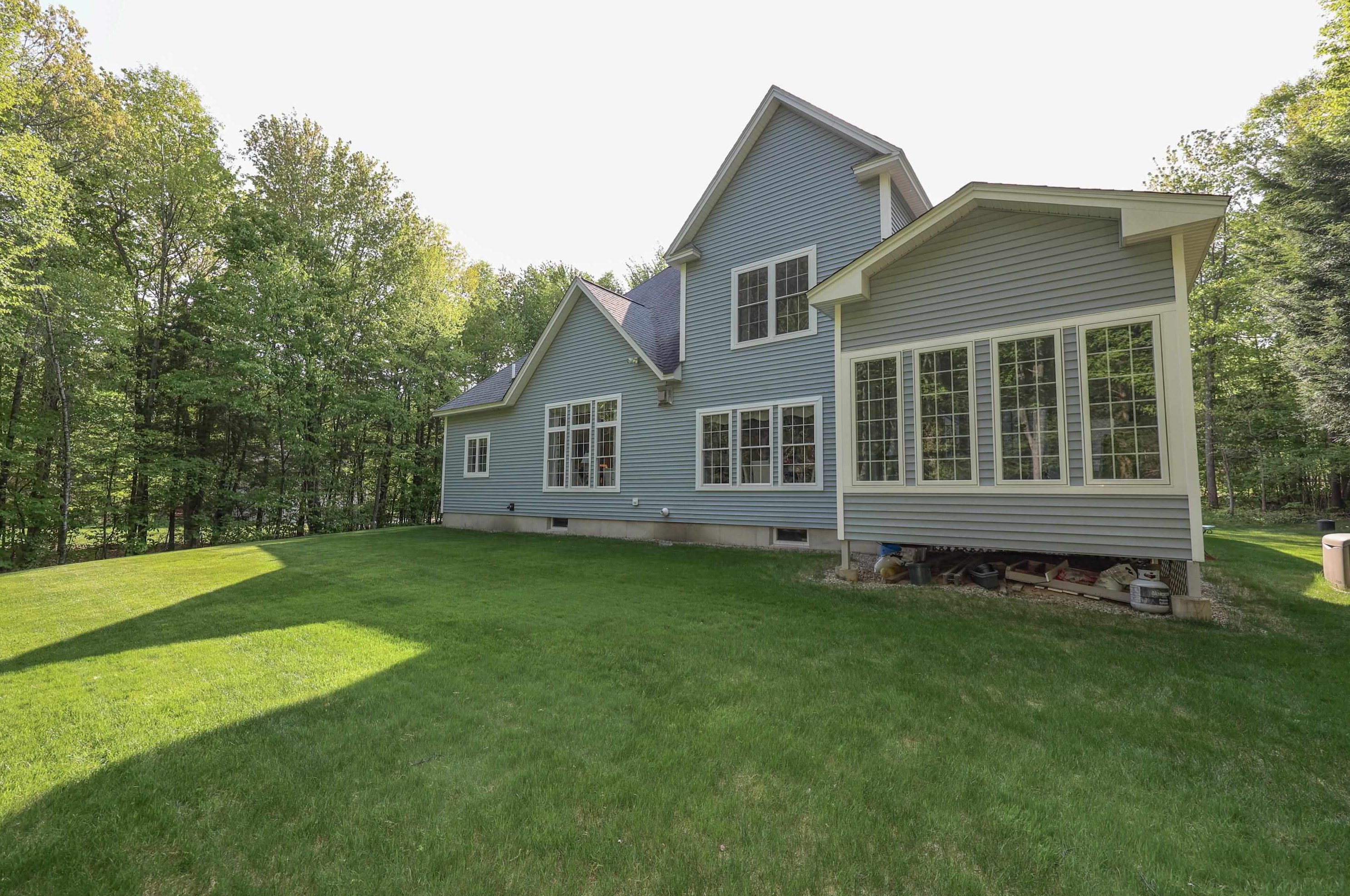 27 Farrwood Dr, Manchester NH 03106-2162 exterior