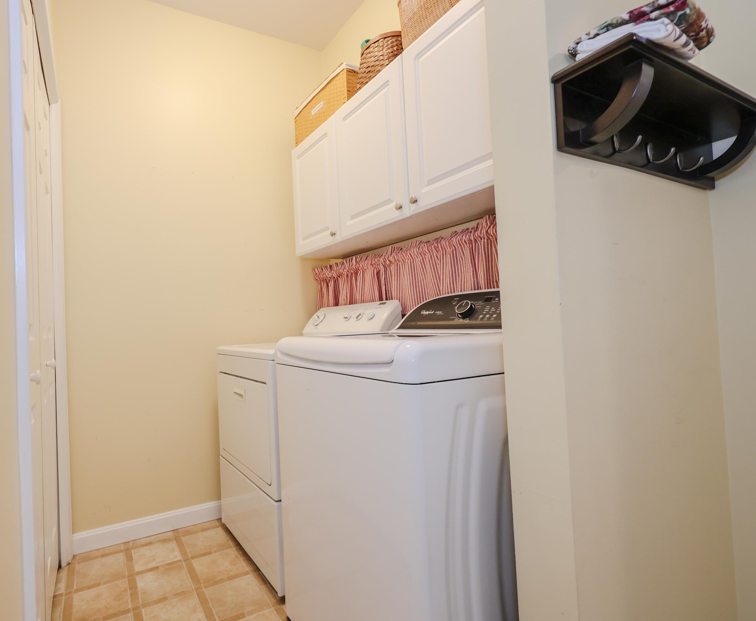 27 Farrwood Dr, Manchester NH 03106-2162 exterior