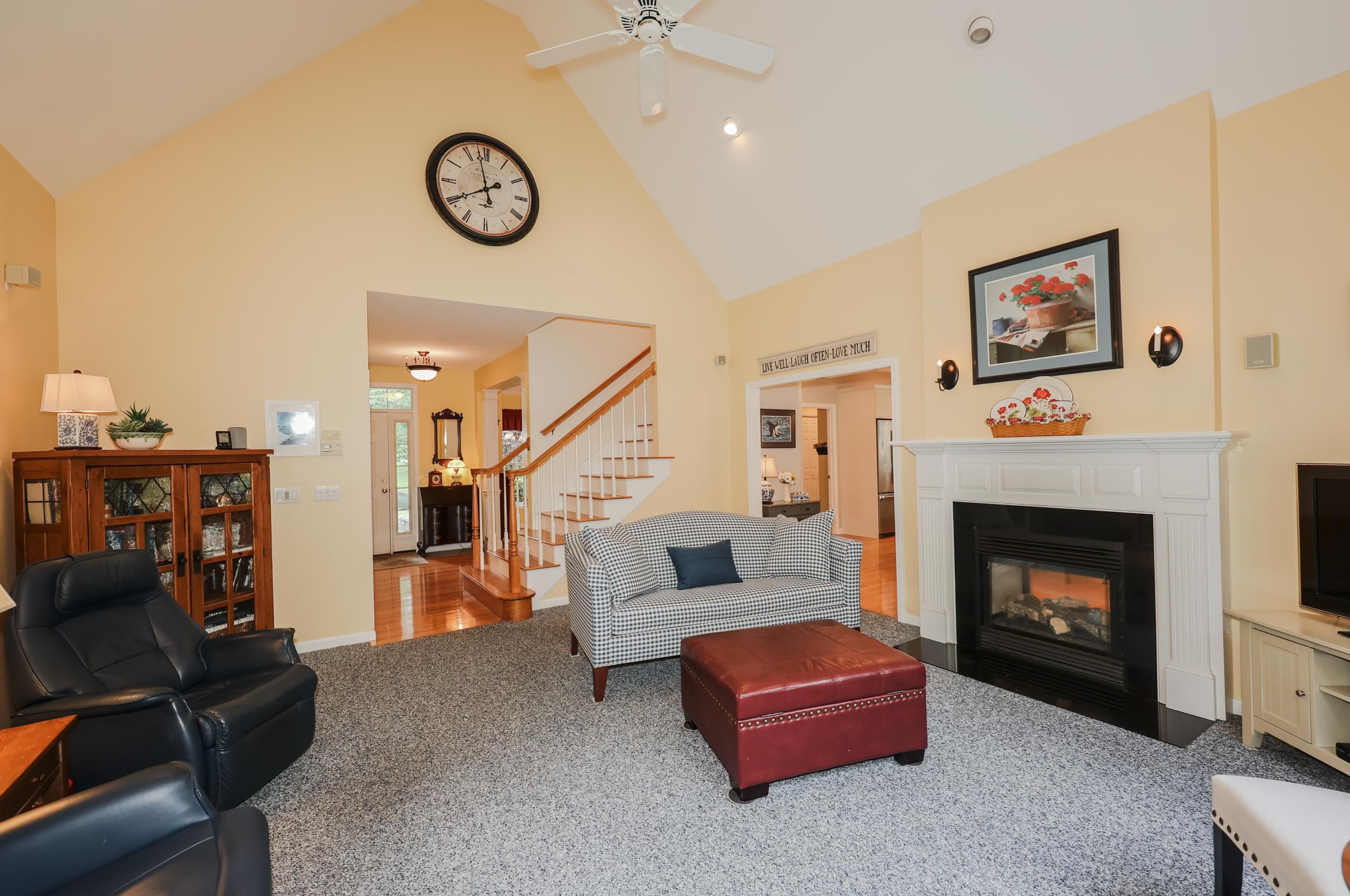 27 Farrwood Dr, Manchester NH 03106-2162 exterior