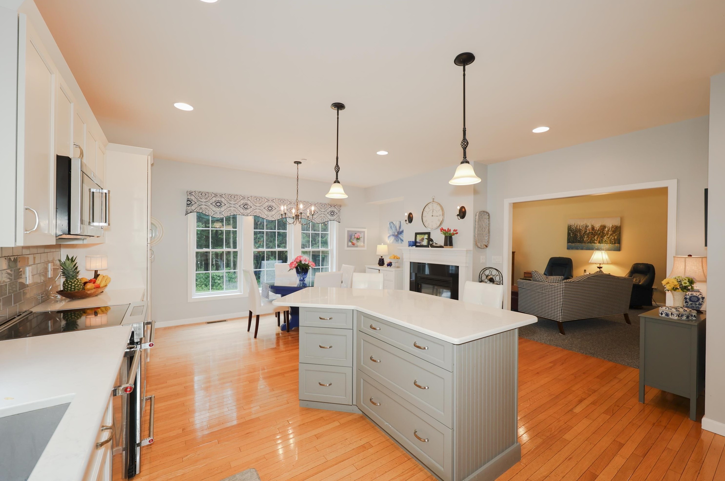 27 Farrwood Dr, Manchester NH 03106-2162 exterior