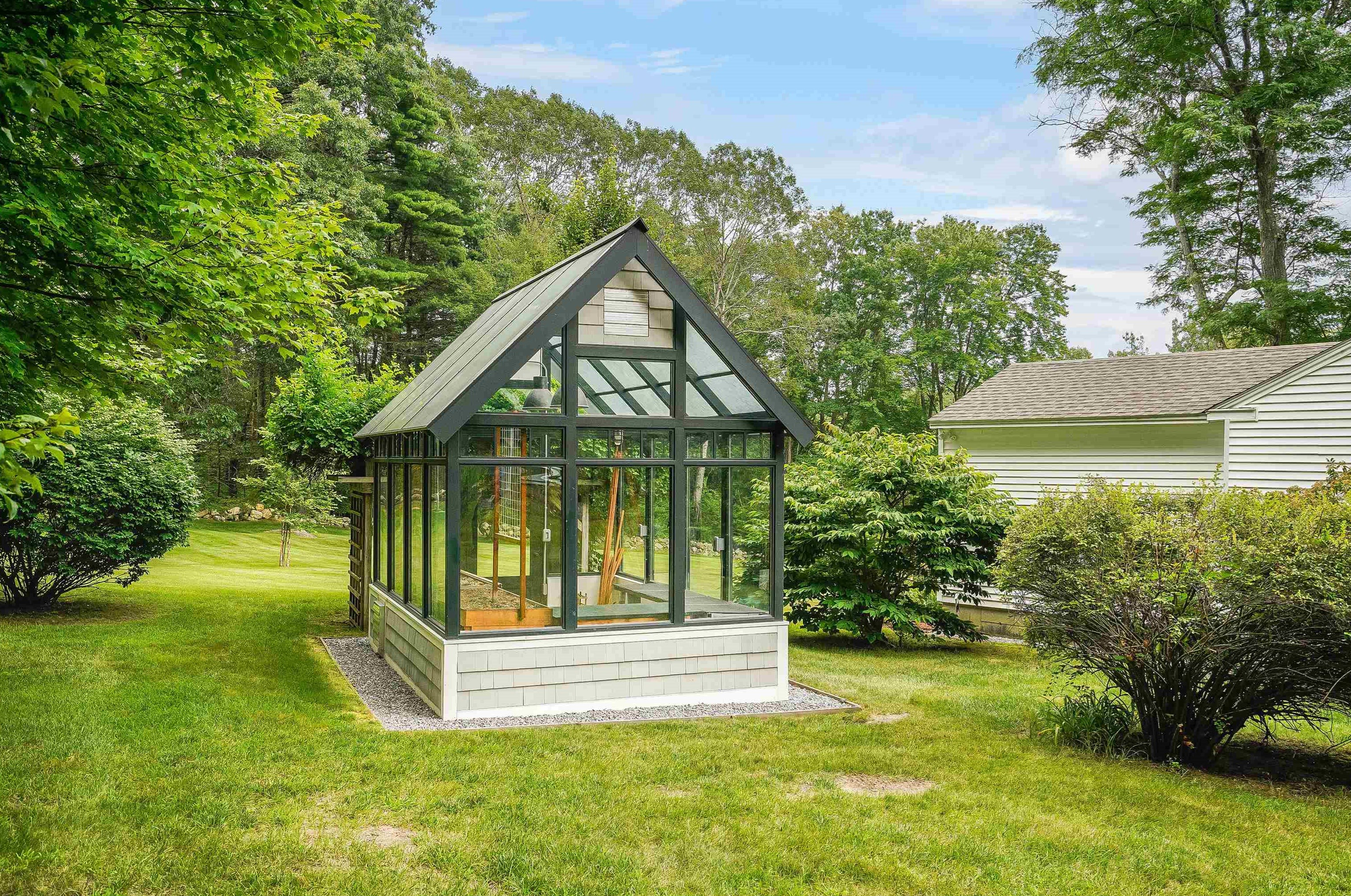 38 Juniper Dr, Manchester, NH 03110-6308