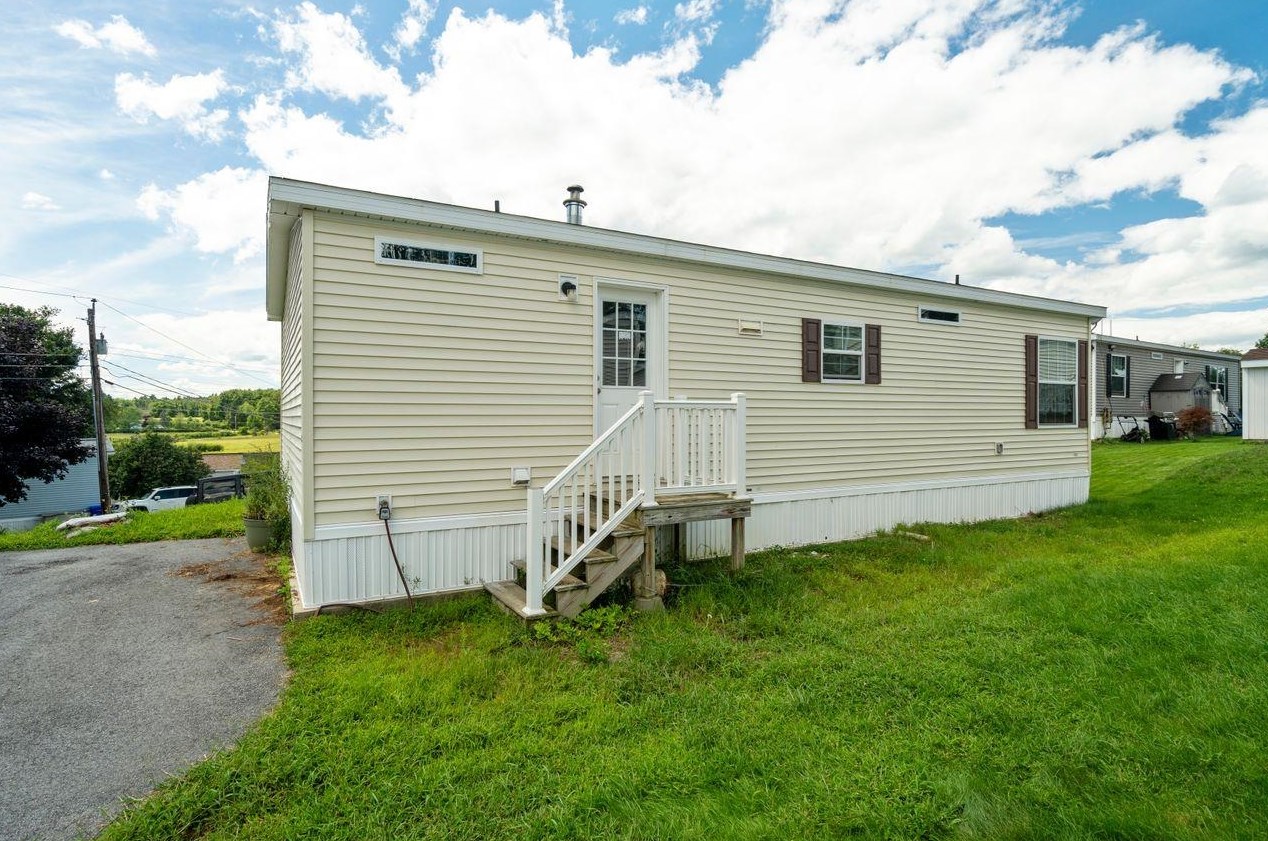 8 Aster Dr, Tilton, NH 03276