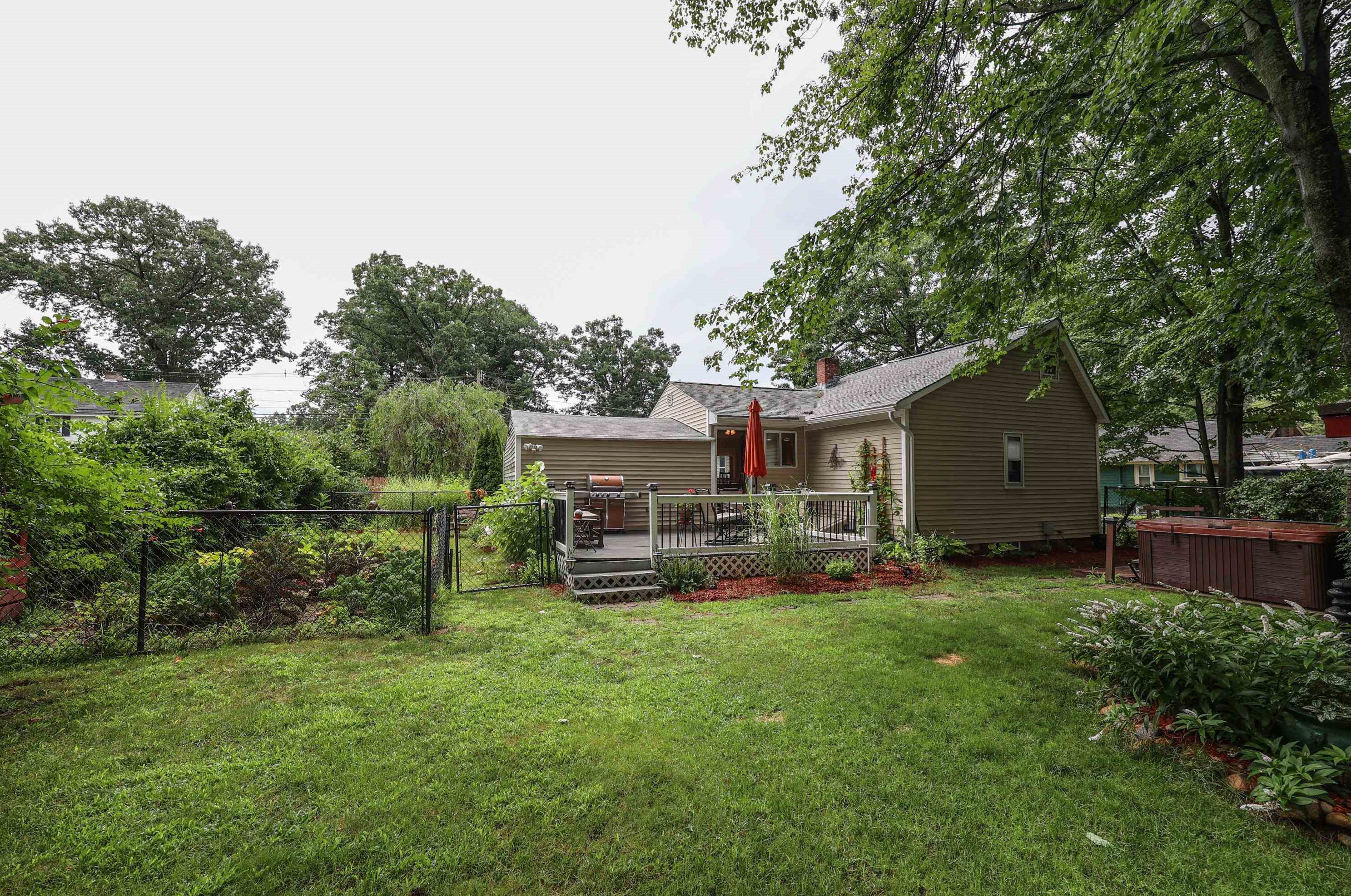 76 Kenberma St, Manchester NH 03103-6014 exterior