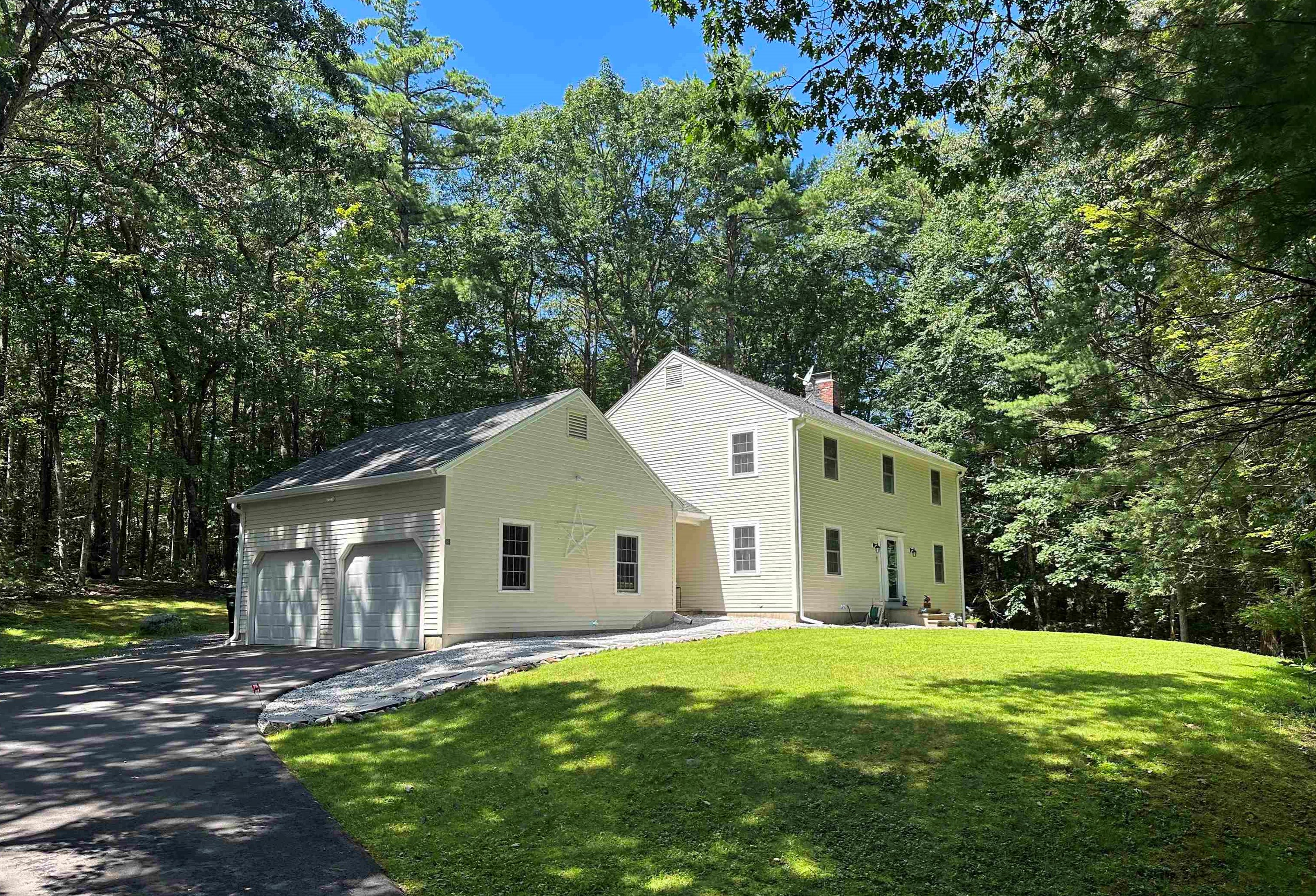 16 Greenbriar Ln, Amherst, NH 03031