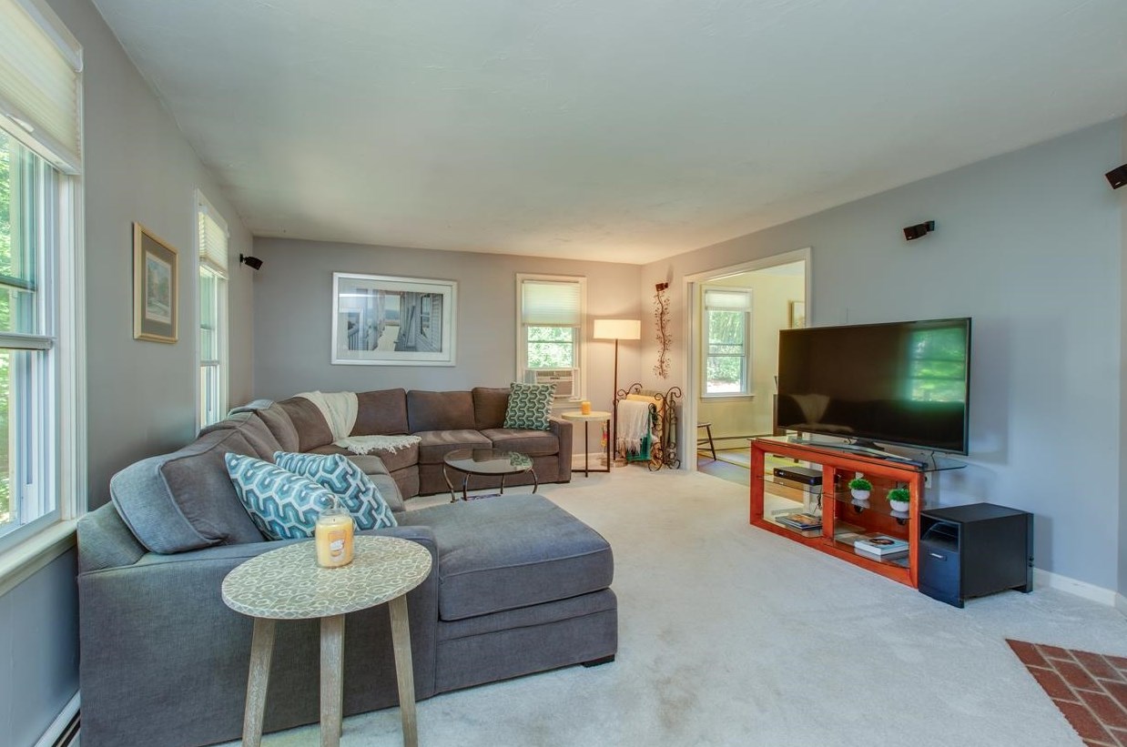 9 Jefferson Dr, Merrimack NH 03054-2416 exterior