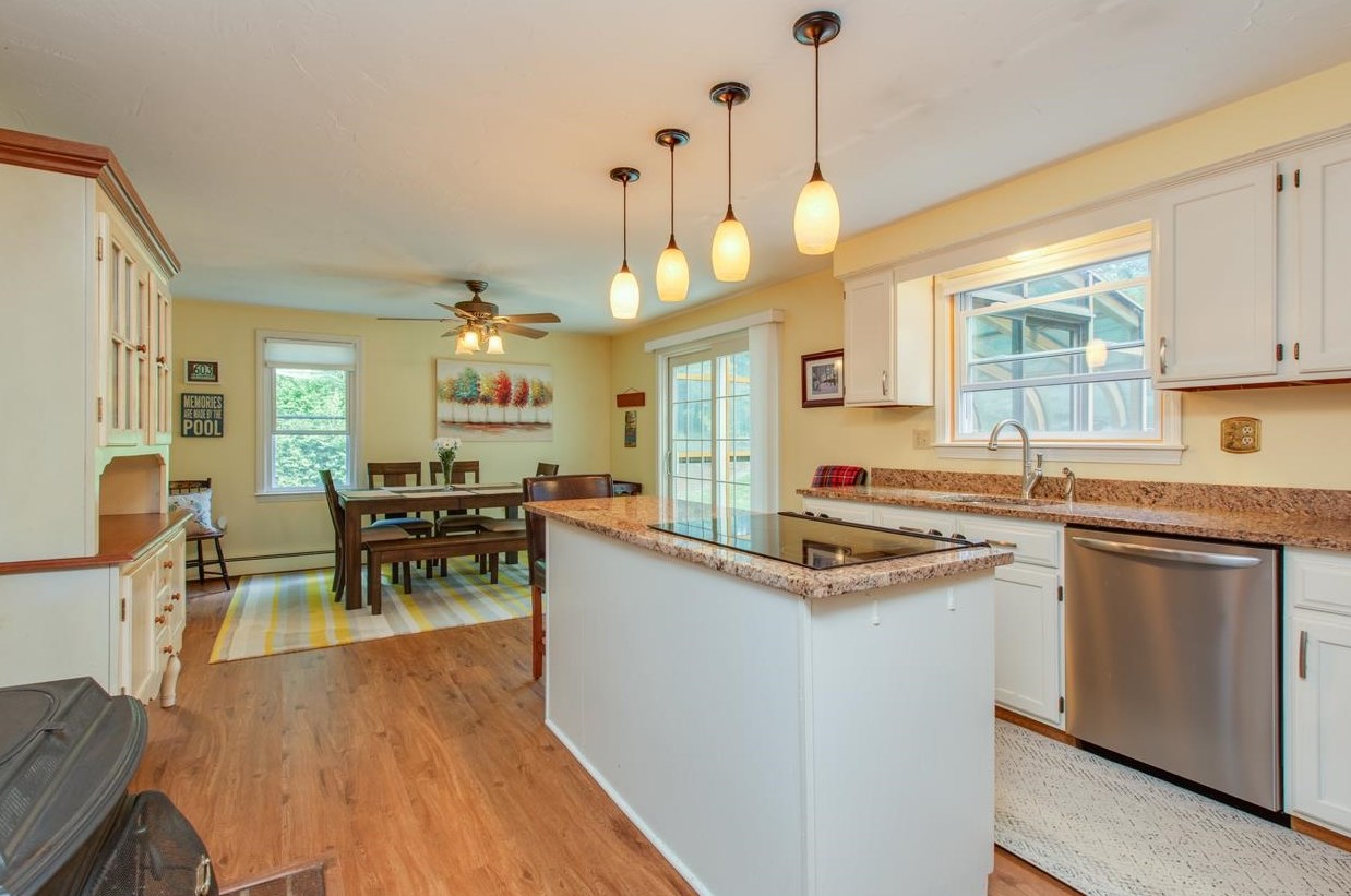 9 Jefferson Dr, Merrimack NH 03054-2416 exterior