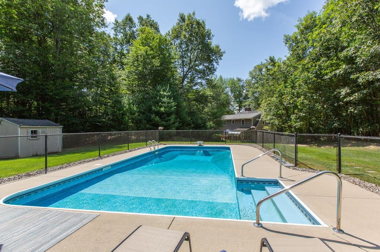 9 Jefferson Dr, Merrimack NH 03054-2416 exterior