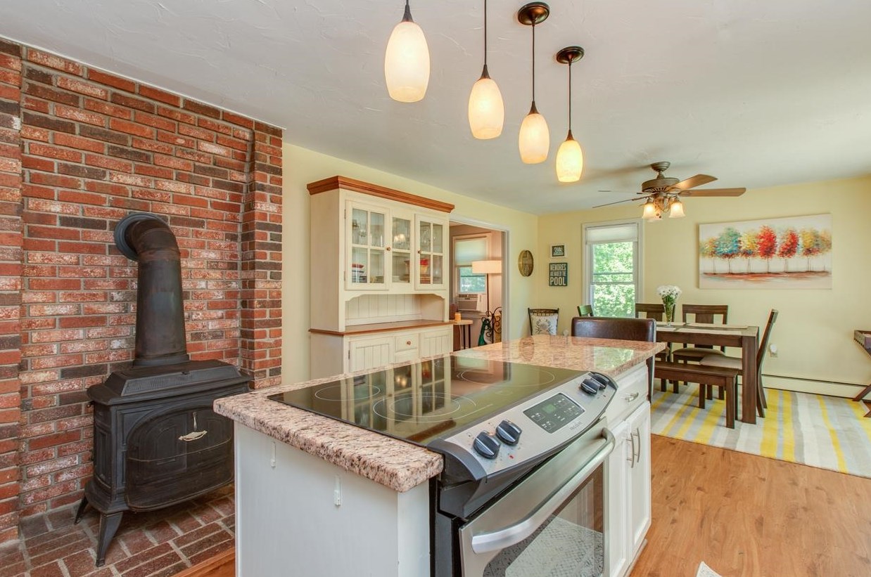 9 Jefferson Dr, Merrimack NH 03054-2416 exterior