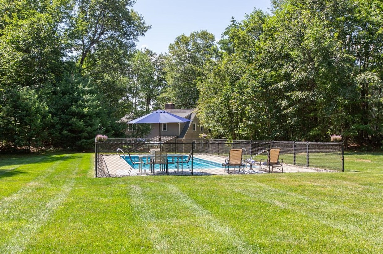 9 Jefferson Dr, Merrimack NH 03054-2416 exterior